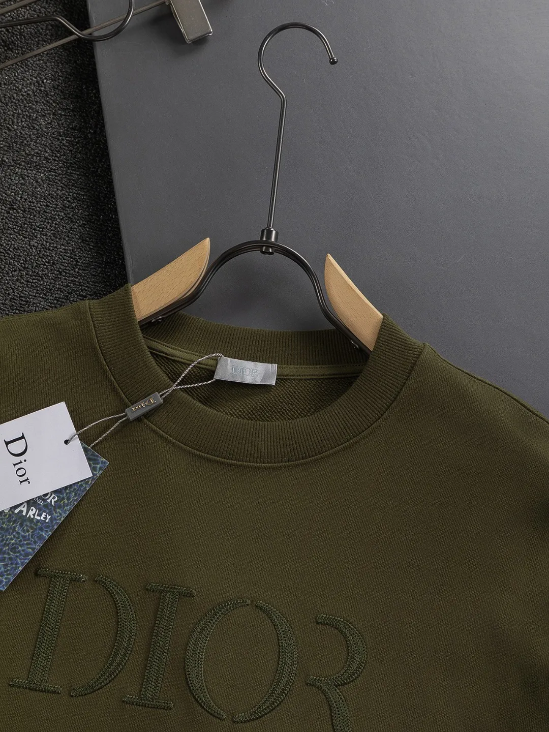 🅿️280 Dior Dior micro wide version CD micro wide version S-Xl 25ss autumn and winter sweatshirt, forever unbeatable, classic style, permanent boutique, counter timeless classic washed style, classic CD letter logo on the chest🪡 embroidery, neckline, sleeve hem, washed heavy craftsmanship logo pattern, heavy craftsmanship, same style for men and women, short-sleeved T-shirt, cotton blended terry jersey fabric, original development This is from the 2025 beachwear limited series. The full-logo jacquard towel highlights the classic Obliave flower. It is matched with an S-shaped round neck and topstitching. It is unique. The whole body is decorated with obliqve jacquard. The ribbed round neck is matched with V-shaped topstitching. Customized accessories. The whole body is customized and developed according to the Y-panel... Complete with three standards, it can control various styles and pay tribute to Dior's historic year! Coupled with the blessing of full-flower cotton material, both the upper body comfort and the existence are unparalleled. It can be said to be a must-have companion in summer. The excellent breathability and comfortable wearing feeling are unparalleled~ Recommended! ! Same style for men and women! Color: Black White Size: S-XL Size chart: S: Shoulder width 51-Bust 56-Length 69 M: Shoulder width 52.5-Bust 58-Length 71 L: Shoulder width 54-Bust 60-Length 73 XL: Shoulder width 55.5-Bust 62-Length 75