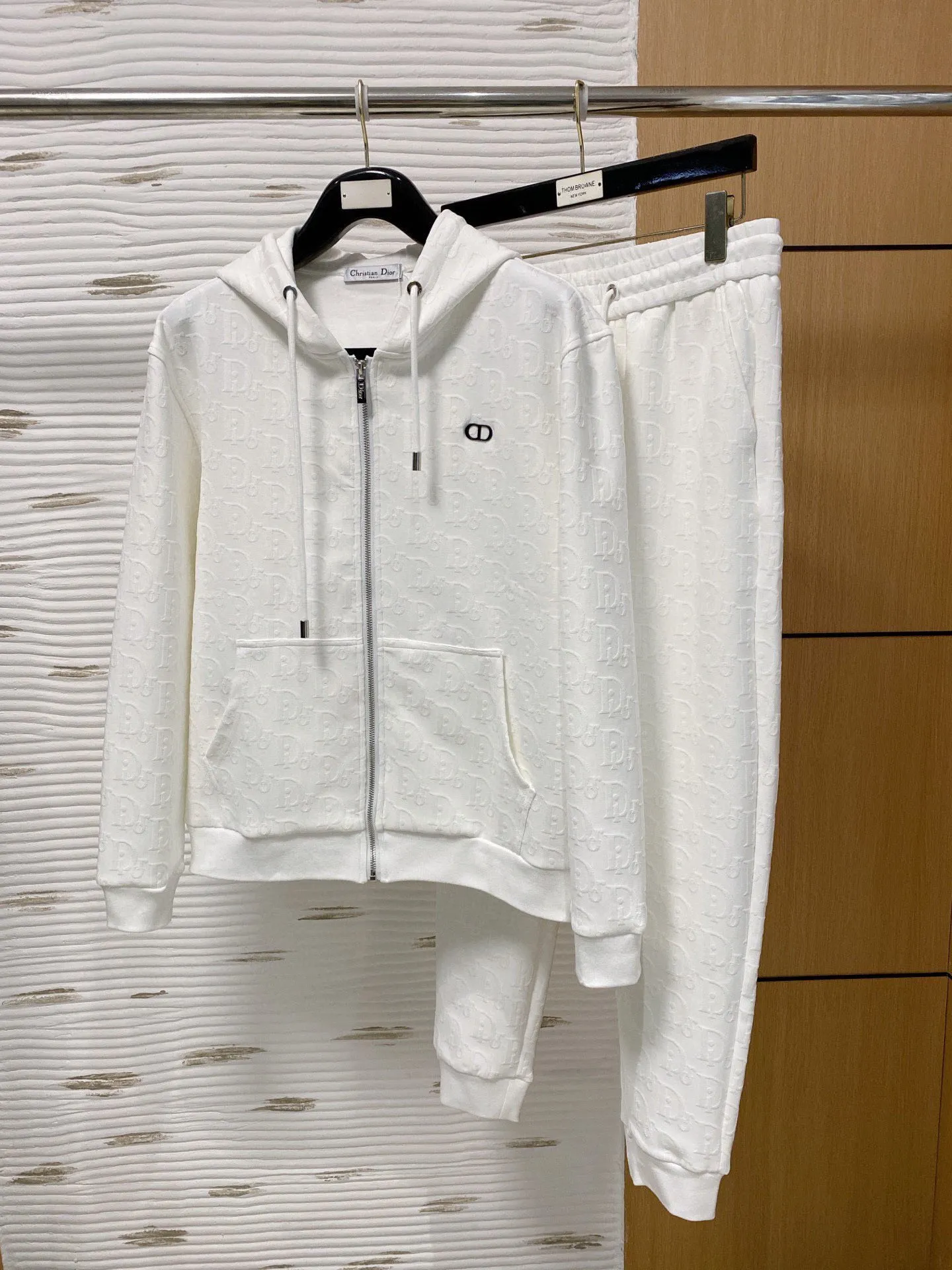 🅿️720 Dior hot-selling suit is coming. Focus on the original version of the official website. 2025 new hot-selling cardigan suit. The original order is the best. 🇭🇰The meticulous work of top designers. It has a fitting and perfect upper body effect. All-natural high-quality Tencel Roman cotton 100%, close-fitting comfort, noble and elegant! Original hardware embodies elegance and nobility! Counter size: M-3XL (maximum wear up to 190 pounds)