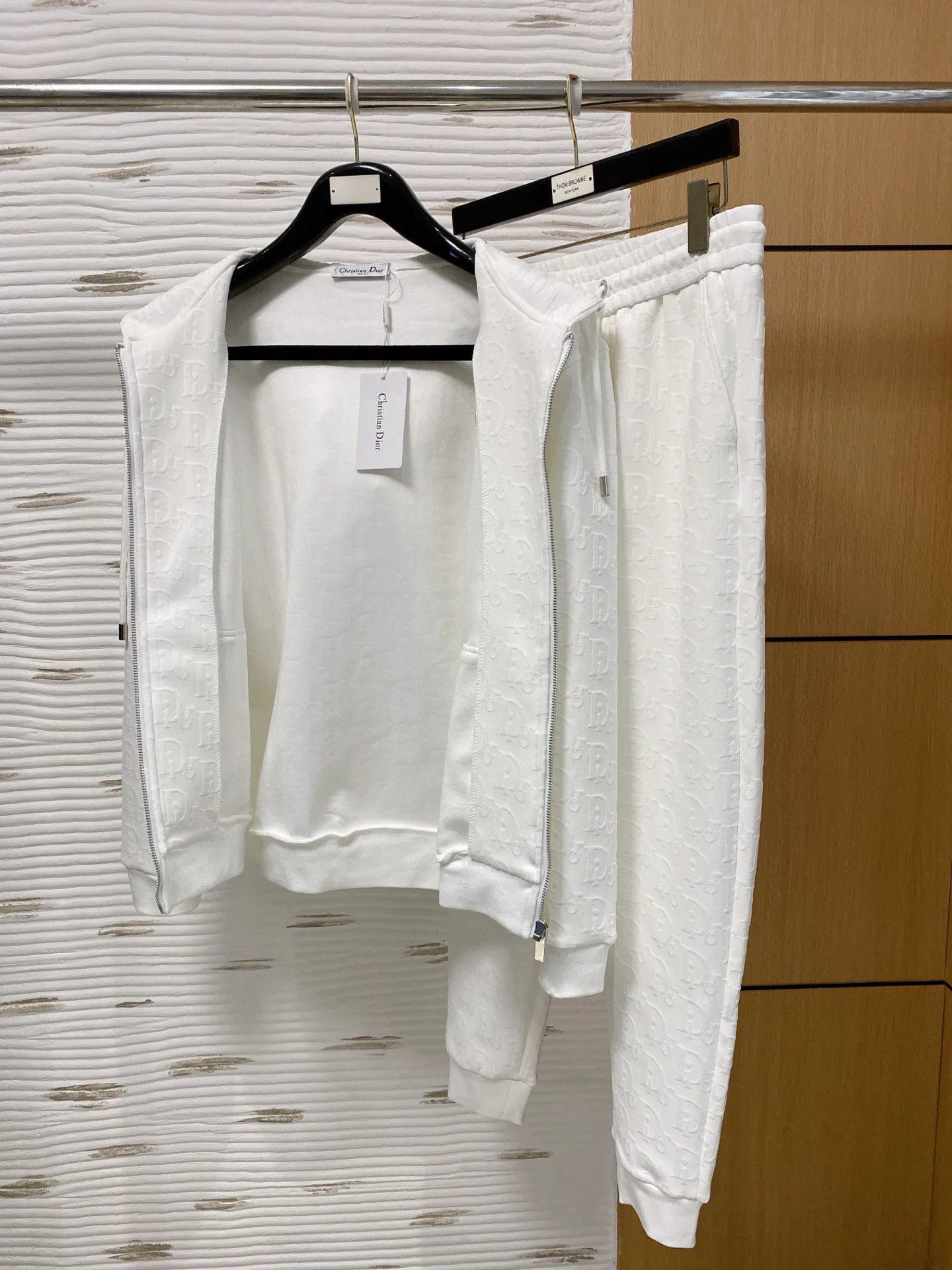 🅿️720 Dior hot-selling suit is coming. Focus on the original version of the official website. 2025 new hot-selling cardigan suit. The original order is the best. 🇭🇰The meticulous work of top designers. It has a fitting and perfect upper body effect. All-natural high-quality Tencel Roman cotton 100%, close-fitting comfort, noble and elegant! Original hardware embodies elegance and nobility! Counter size: M-3XL (maximum wear up to 190 pounds)