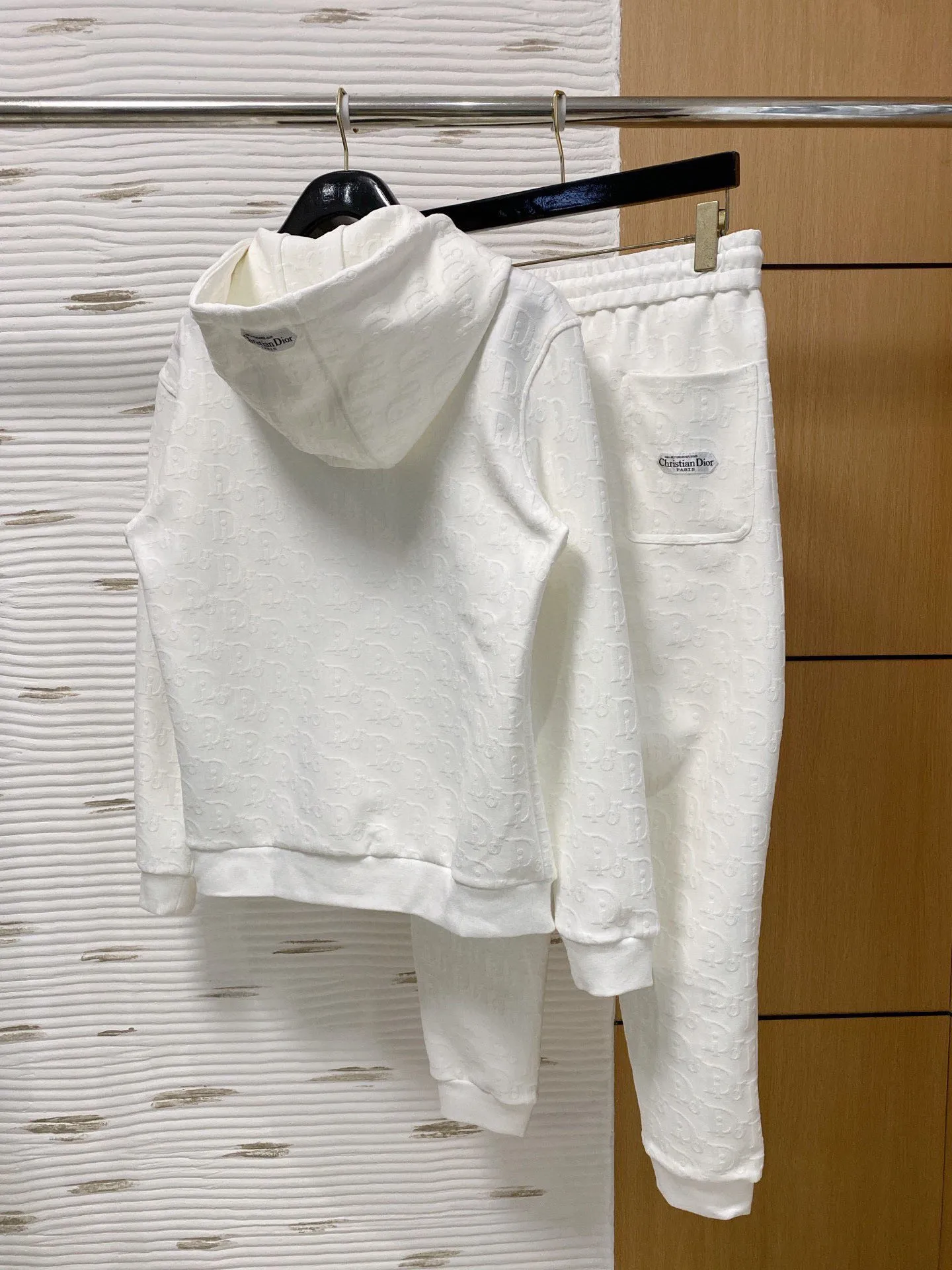 🅿️720 Dior hot-selling suit is coming. Focus on the original version of the official website. 2025 new hot-selling cardigan suit. The original order is the best. 🇭🇰The meticulous work of top designers. It has a fitting and perfect upper body effect. All-natural high-quality Tencel Roman cotton 100%, close-fitting comfort, noble and elegant! Original hardware embodies elegance and nobility! Counter size: M-3XL (maximum wear up to 190 pounds)