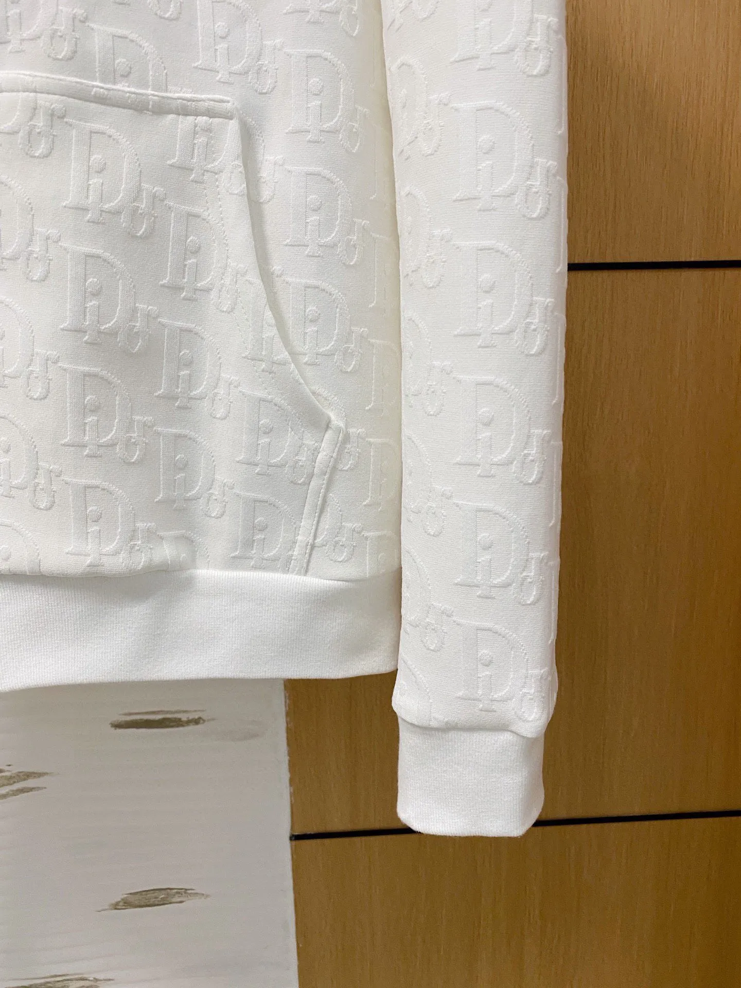 🅿️720 Dior hot-selling suit is coming. Focus on the original version of the official website. 2025 new hot-selling cardigan suit. The original order is the best. 🇭🇰The meticulous work of top designers. It has a fitting and perfect upper body effect. All-natural high-quality Tencel Roman cotton 100%, close-fitting comfort, noble and elegant! Original hardware embodies elegance and nobility! Counter size: M-3XL (maximum wear up to 190 pounds)