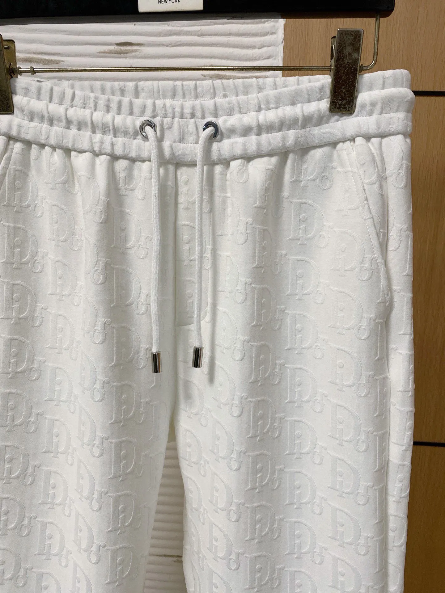 🅿️720 Dior hot-selling suit is coming. Focus on the original version of the official website. 2025 new hot-selling cardigan suit. The original order is the best. 🇭🇰The meticulous work of top designers. It has a fitting and perfect upper body effect. All-natural high-quality Tencel Roman cotton 100%, close-fitting comfort, noble and elegant! Original hardware embodies elegance and nobility! Counter size: M-3XL (maximum wear up to 190 pounds)