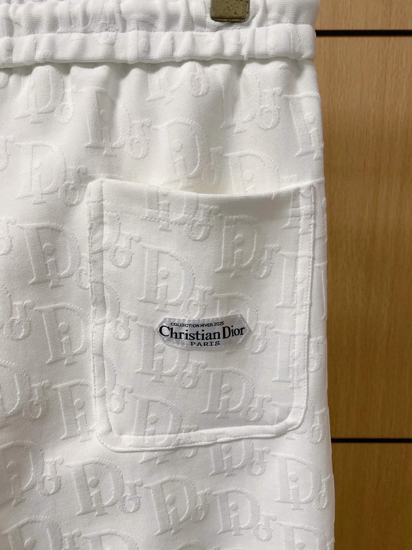 🅿️720 Dior hot-selling suit is coming. Focus on the original version of the official website. 2025 new hot-selling cardigan suit. The original order is the best. 🇭🇰The meticulous work of top designers. It has a fitting and perfect upper body effect. All-natural high-quality Tencel Roman cotton 100%, close-fitting comfort, noble and elegant! Original hardware embodies elegance and nobility! Counter size: M-3XL (maximum wear up to 190 pounds)