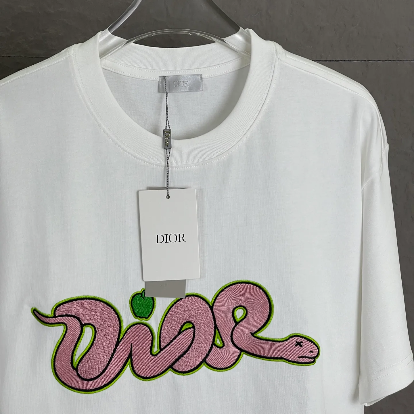 🅿️220 /A87 DIOR Dior fabric upgrade, using 300 full grams of fabric, co-branded embroidery for the Year of the Snake, high-end three-dimensional embroidery technology, exclusive for new original orders, same style for men and women, casual loose-fitting short sleeves, high-end customization, high version, fashionable and versatile, imported fabrics, super soft and delicate feel, skin-friendly and comfortable to wear, high-end boutique High-temperature washing process to ensure that it does not deform or shrink. It is a comfortable and beautiful piece for summer wear! A must-have item for beauty and age reduction! The surface is super fine and smooth, uniform, delicate and soft. It is comfortable to wear and can easily create a cool summer feel. It is easy to hold the upper body and become the focus of the street in minutes. Color: Orange White Size: S-XL