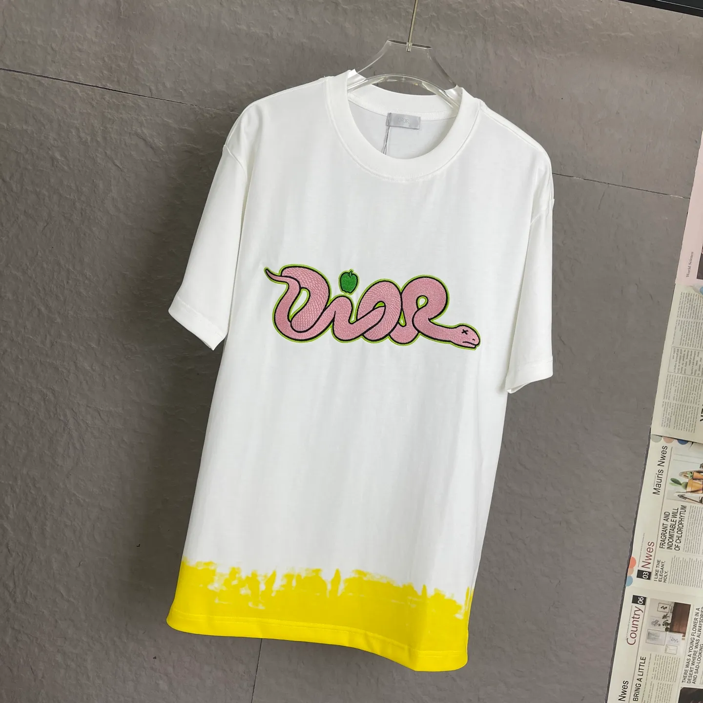 🅿️220 /A87 DIOR Dior fabric upgrade, using 300 full grams of fabric, co-branded embroidery for the Year of the Snake, high-end three-dimensional embroidery technology, exclusive for new original orders, same style for men and women, casual loose-fitting short sleeves, high-end customization, high version, fashionable and versatile, imported fabrics, super soft and delicate feel, skin-friendly and comfortable to wear, high-end boutique High-temperature washing process to ensure that it does not deform or shrink. It is a comfortable and beautiful piece for summer wear! A must-have item for beauty and age reduction! The surface is super fine and smooth, uniform, delicate and soft. It is comfortable to wear and can easily create a cool summer feel. It is easy to hold the upper body and become the focus of the street in minutes. Color: Orange White Size: S-XL