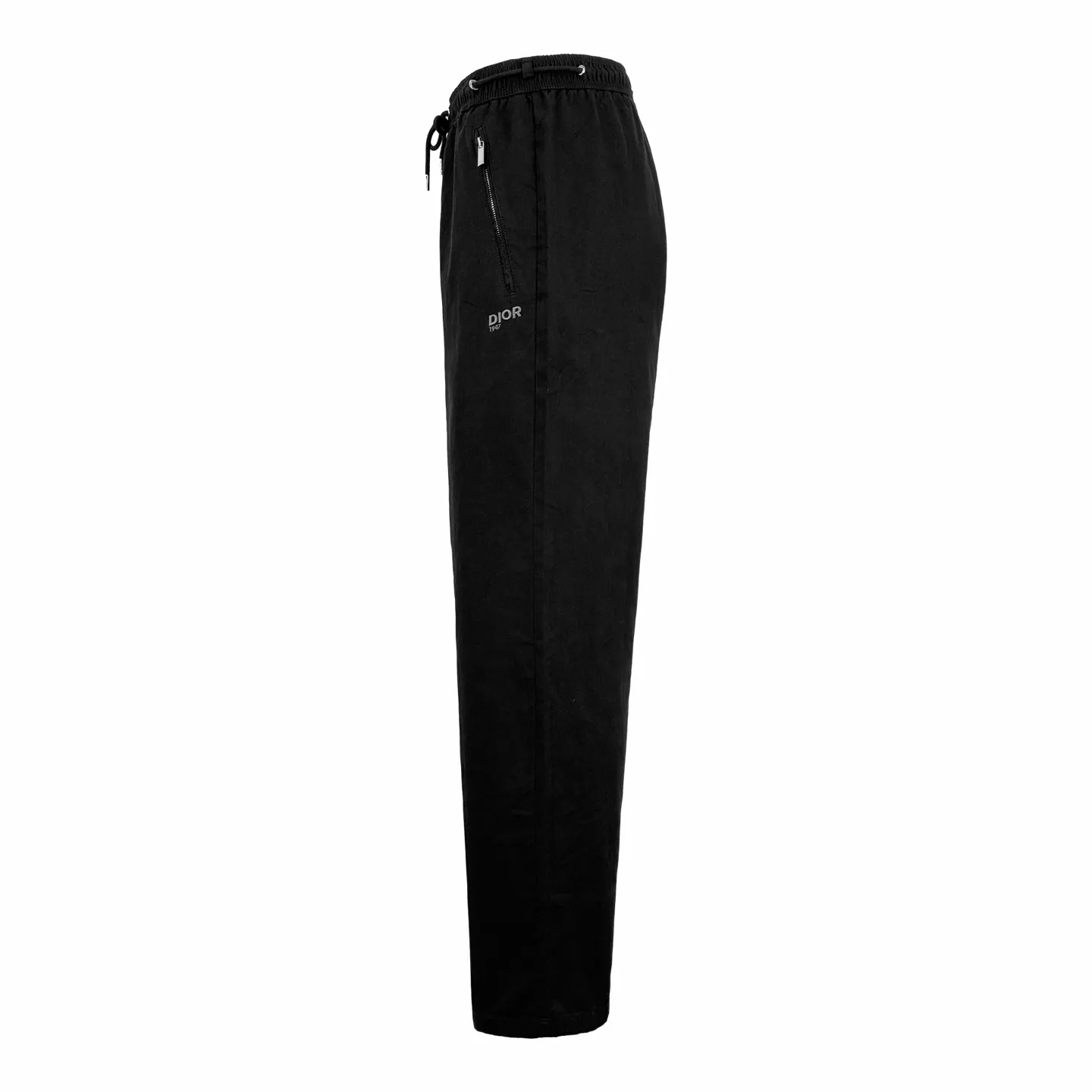 🅿️430 CD 1947 letter embroidered drawstring trousers. Original purchase and development of 11,500. The fabric is made of custom-made shadow cotton twill brocade. Light and elegant, comfortable and close to the skin. Classically dressed in pure black, it outlines the calm style of modern men. The ultimate sense of purity. The side is decorated with Dior Mountain embroidery to enhance the style. It shows the alpine spirit and inspiration from Dior. The classic logo of couture style is penned by the zipper side pocket. Outline the exquisite edge of minimalism, a delicate balance between tough mechanical sense and soft charm, a low-key luxury style, the king of versatility, full of charm, using imported machine embroidery technology, using advanced computer control system and precise mechanical components to realize Dior Mountain embroidery work with high precision, smooth and delicate lines, all washed fabrics, better hand feel, not easy to deform, not easy to shrink, not easy to fade, and maintain long-term beauty. Size:44-46-48-50