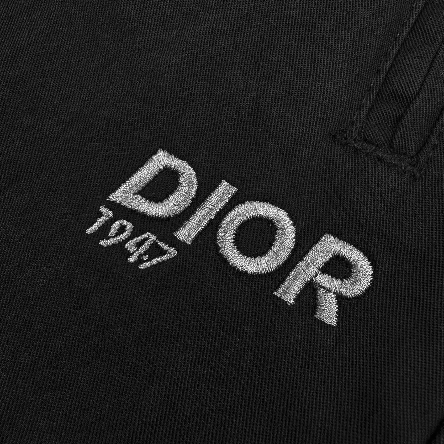🅿️430 CD 1947 letter embroidered drawstring trousers. Original purchase and development of 11,500. The fabric is made of custom-made shadow cotton twill brocade. Light and elegant, comfortable and close to the skin. Classically dressed in pure black, it outlines the calm style of modern men. The ultimate sense of purity. The side is decorated with Dior Mountain embroidery to enhance the style. It shows the alpine spirit and inspiration from Dior. The classic logo of couture style is penned by the zipper side pocket. Outline the exquisite edge of minimalism, a delicate balance between tough mechanical sense and soft charm, a low-key luxury style, the king of versatility, full of charm, using imported machine embroidery technology, using advanced computer control system and precise mechanical components to realize Dior Mountain embroidery work with high precision, smooth and delicate lines, all washed fabrics, better hand feel, not easy to deform, not easy to shrink, not easy to fade, and maintain long-term beauty. Size:44-46-48-50
