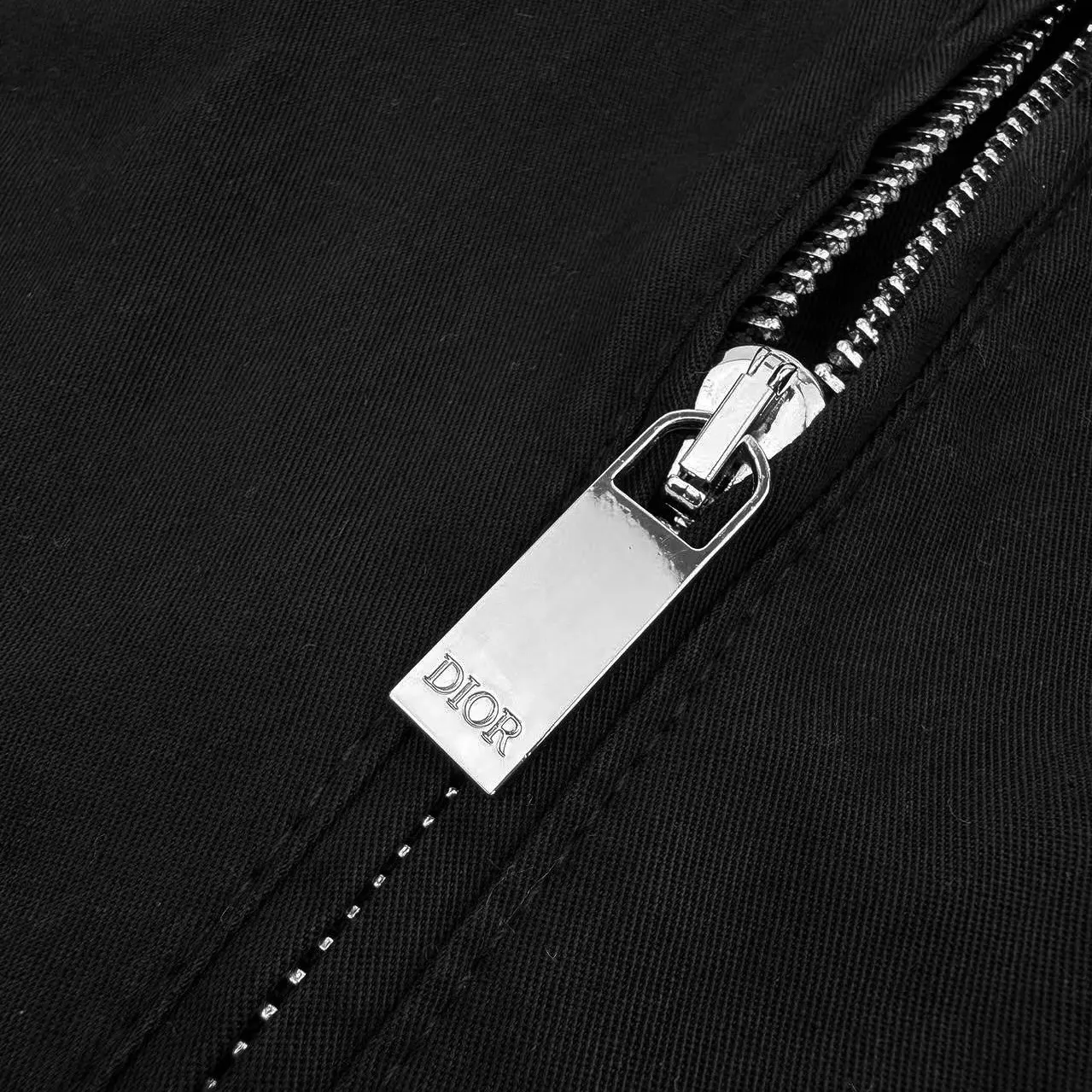 🅿️430 CD 1947 letter embroidered drawstring trousers. Original purchase and development of 11,500. The fabric is made of custom-made shadow cotton twill brocade. Light and elegant, comfortable and close to the skin. Classically dressed in pure black, it outlines the calm style of modern men. The ultimate sense of purity. The side is decorated with Dior Mountain embroidery to enhance the style. It shows the alpine spirit and inspiration from Dior. The classic logo of couture style is penned by the zipper side pocket. Outline the exquisite edge of minimalism, a delicate balance between tough mechanical sense and soft charm, a low-key luxury style, the king of versatility, full of charm, using imported machine embroidery technology, using advanced computer control system and precise mechanical components to realize Dior Mountain embroidery work with high precision, smooth and delicate lines, all washed fabrics, better hand feel, not easy to deform, not easy to shrink, not easy to fade, and maintain long-term beauty. Size:44-46-48-50