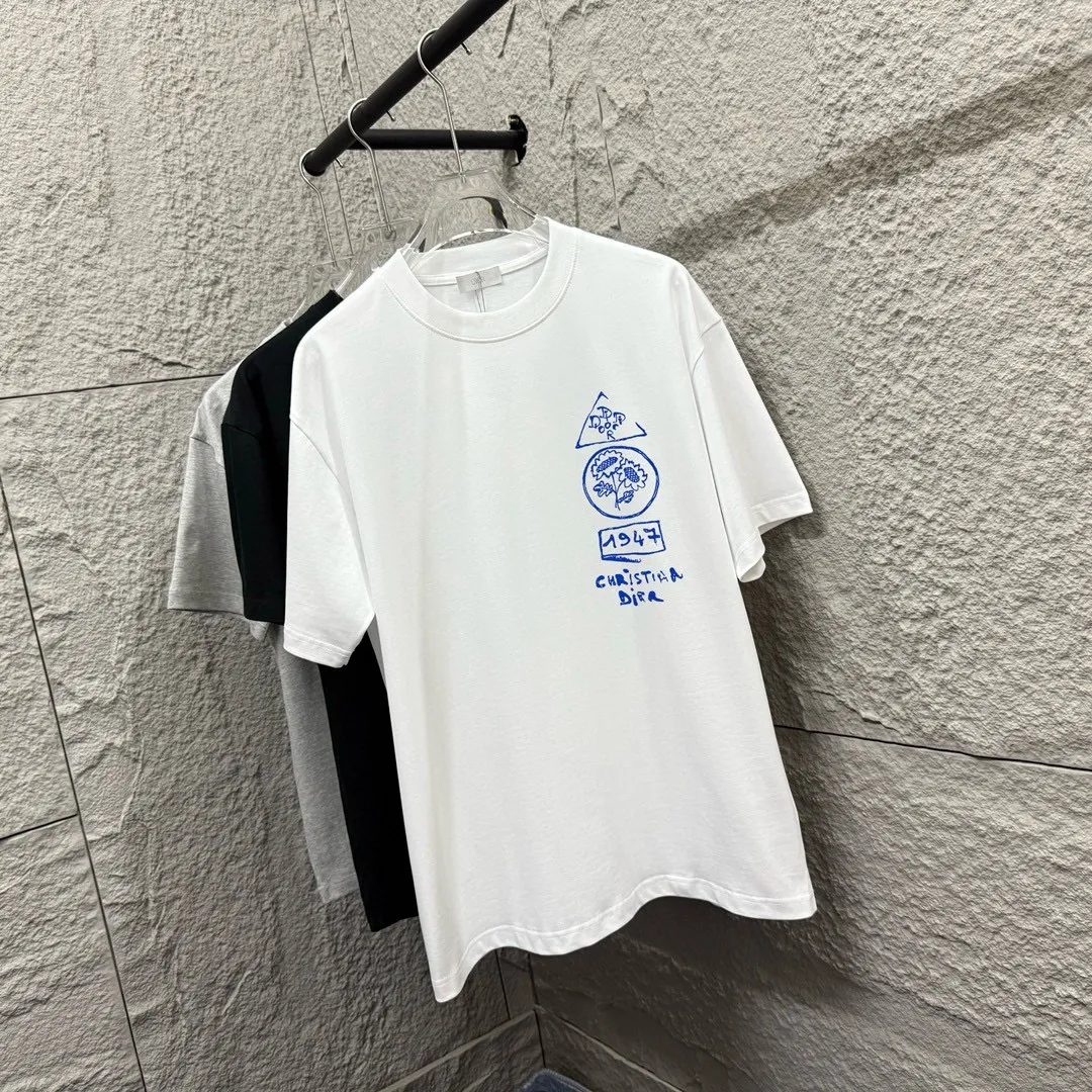 🅿️180 Dio*Dior* 2025 Spring and Summer Style Blue letters printed personalized logo Customized double yarn plain cotton fabric Short-sleeved T-shirt Uniform for men and women Color: White Black Light Blue Size: S (90-130 catties) M (120-150 catties) L (140-165 catties) XL (160-180 catties) XXL (180-210 pounds)