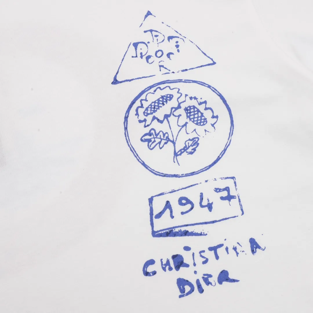 🅿️230 DIOR/Dior botanical painting direct-printed short-sleeved fabric: Made of 32-count double yarn fabric, the fabric is 260 grams after washing, and the Xinjiang cotton custom-woven original fabric has the same weight. Fabric: The thread adopts 1*1 double yarn thread, which is matched with the dyeing in the same vat. Technology: Printing uses digital direct inkjet printing, CANNY direct inkjet printing machine, original 1:1 scan pattern, multi-color matching and multiple printings to achieve the same effect as the original version. This showcases the logo from this season's Dior and Hylton Nel collaboration. Crafted from blue cotton-jersey, it has a classic silhouette with a ribbed crew neck and a contrasting print on the front and back for added style. Relaxed cut, can be worn with sports or. 100% ribbed crew neck with dior and hylton nel print on front and back. Size: XS-L