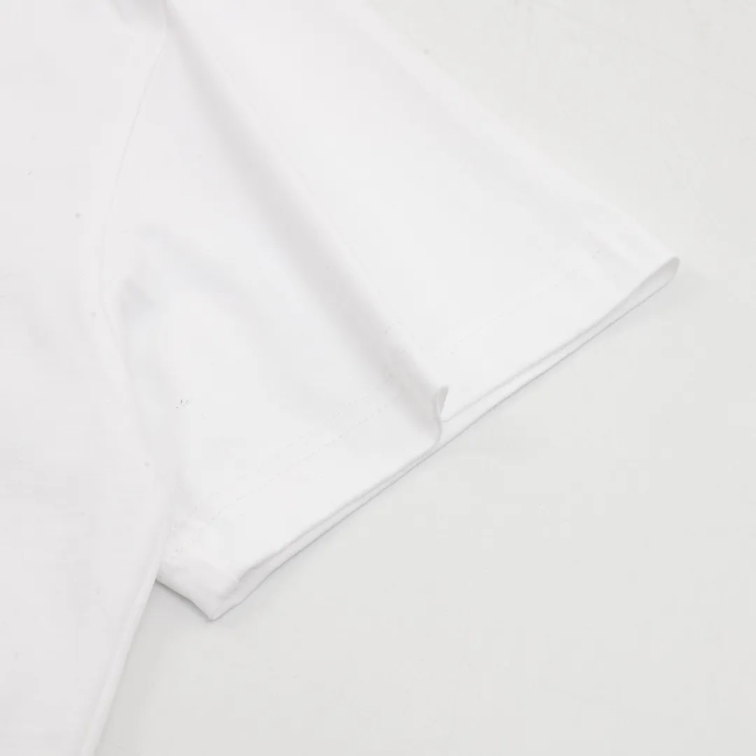 🅿️230 DIOR/Dior botanical painting direct-printed short-sleeved fabric: Made of 32-count double yarn fabric, the fabric is 260 grams after washing, and the Xinjiang cotton custom-woven original fabric has the same weight. Fabric: The thread adopts 1*1 double yarn thread, which is matched with the dyeing in the same vat. Technology: Printing uses digital direct inkjet printing, CANNY direct inkjet printing machine, original 1:1 scan pattern, multi-color matching and multiple printings to achieve the same effect as the original version. This showcases the logo from this season's Dior and Hylton Nel collaboration. Crafted from blue cotton-jersey, it has a classic silhouette with a ribbed crew neck and a contrasting print on the front and back for added style. Relaxed cut, can be worn with sports or. 100% ribbed crew neck with dior and hylton nel print on front and back. Size: XS-L