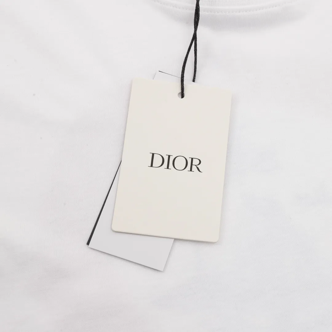 🅿️230 DIOR/Dior botanical painting direct-printed short-sleeved fabric: Made of 32-count double yarn fabric, the fabric is 260 grams after washing, and the Xinjiang cotton custom-woven original fabric has the same weight. Fabric: The thread adopts 1*1 double yarn thread, which is matched with the dyeing in the same vat. Technology: Printing uses digital direct inkjet printing, CANNY direct inkjet printing machine, original 1:1 scan pattern, multi-color matching and multiple printings to achieve the same effect as the original version. This showcases the logo from this season's Dior and Hylton Nel collaboration. Crafted from blue cotton-jersey, it has a classic silhouette with a ribbed crew neck and a contrasting print on the front and back for added style. Relaxed cut, can be worn with sports or. 100% ribbed crew neck with dior and hylton nel print on front and back. Size: XS-L