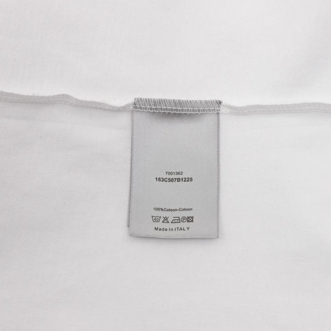 🅿️230 DIOR/Dior botanical painting direct-printed short-sleeved fabric: Made of 32-count double yarn fabric, the fabric is 260 grams after washing, and the Xinjiang cotton custom-woven original fabric has the same weight. Fabric: The thread adopts 1*1 double yarn thread, which is matched with the dyeing in the same vat. Technology: Printing uses digital direct inkjet printing, CANNY direct inkjet printing machine, original 1:1 scan pattern, multi-color matching and multiple printings to achieve the same effect as the original version. This showcases the logo from this season's Dior and Hylton Nel collaboration. Crafted from blue cotton-jersey, it has a classic silhouette with a ribbed crew neck and a contrasting print on the front and back for added style. Relaxed cut, can be worn with sports or. 100% ribbed crew neck with dior and hylton nel print on front and back. Size: XS-L