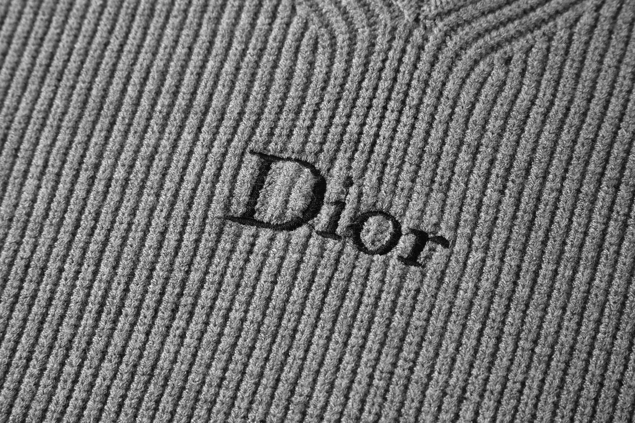 🅿️440 [Exclusive supply] CD letter logo V-neck sweater. The fabric is made of 55% merino wool, 35% cotton yarn and 10% polyester. This fabric has high thermal insulation effect and upper body comfort. The embroidery uses 3D three-dimensional embroidery, and the chest is embellished with the DDIOR embroidery logo. Garment washing water removes impurities and lint smell, while effectively fixing the pattern and adding hand feel. This V-neck sweater highlights a classic silhouette. Crafted from gray goat hair jersey, it's enhanced with Dior Couture signature embroidery on the chest. Wear it with jeans and sneakers for a sophisticated yet casual modern look. Size:S-M-L-XL