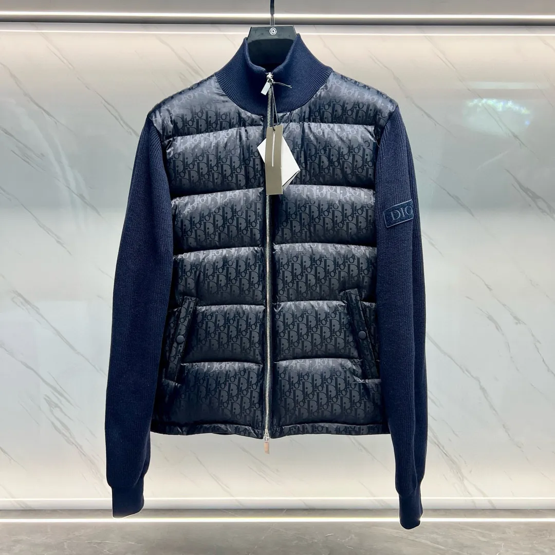 🅿️800 Dior CD Home Navy Blue Our very slow hardware comes from the hardware zippers and electroplating process imported from Taiwan. You can compare my zipper with other zippers. You can listen to the sound of the zipper. It is tight, smooth, and smooth. Secondly, our buttons are all facing in one direction. The buttons use the latest technology TPU apron. The reset is more sensitive than ordinary metal. The tensioner damping has higher accuracy in each hand, is more wear-resistant, and is more durable. Third, please note that wool products are bound to pill, but the probability of pilling varies depending on the time and place of use (it is recommended not to buy it). Fourth, please put mothballs on wool products when they are not being worn. The fabric is still made using Japan's Mitsubishi Textile jacquard technology with a high density of 150,000 stitches per square centimeter. It is then dip-dyed with pure water from Japan's Komatsu Refining Co., Ltd. in non-circulating segments, ensuring that every square foot of cloth on your body can be colorful with small color difference and energetic reflections can be seen on the sides. All pockets are made of pure cotton TR cloth. Pockets are the places we touch most during use. It may be touched hundreds of times a day, so we insist on saving money, and you can't tell if we can reduce the cost by 10 yuan. However, in order to pursue durability, and the original FK, we still choose the fabric used to make overalls as pocket cloth. This kind of fabric is widely used to make overalls, suit pants, suits, outdoor camping, and jungle trekking fabrics, so there is no problem if you touch your pockets hundreds of times a day. 95% pure white duck down, top-notch world-destroying version, and only made in one order. Hurry up and put it on the shelves, it may be taken off the shelves soon. Color: black, navy blue, gray Size: 44, 46, 48, 50, 52