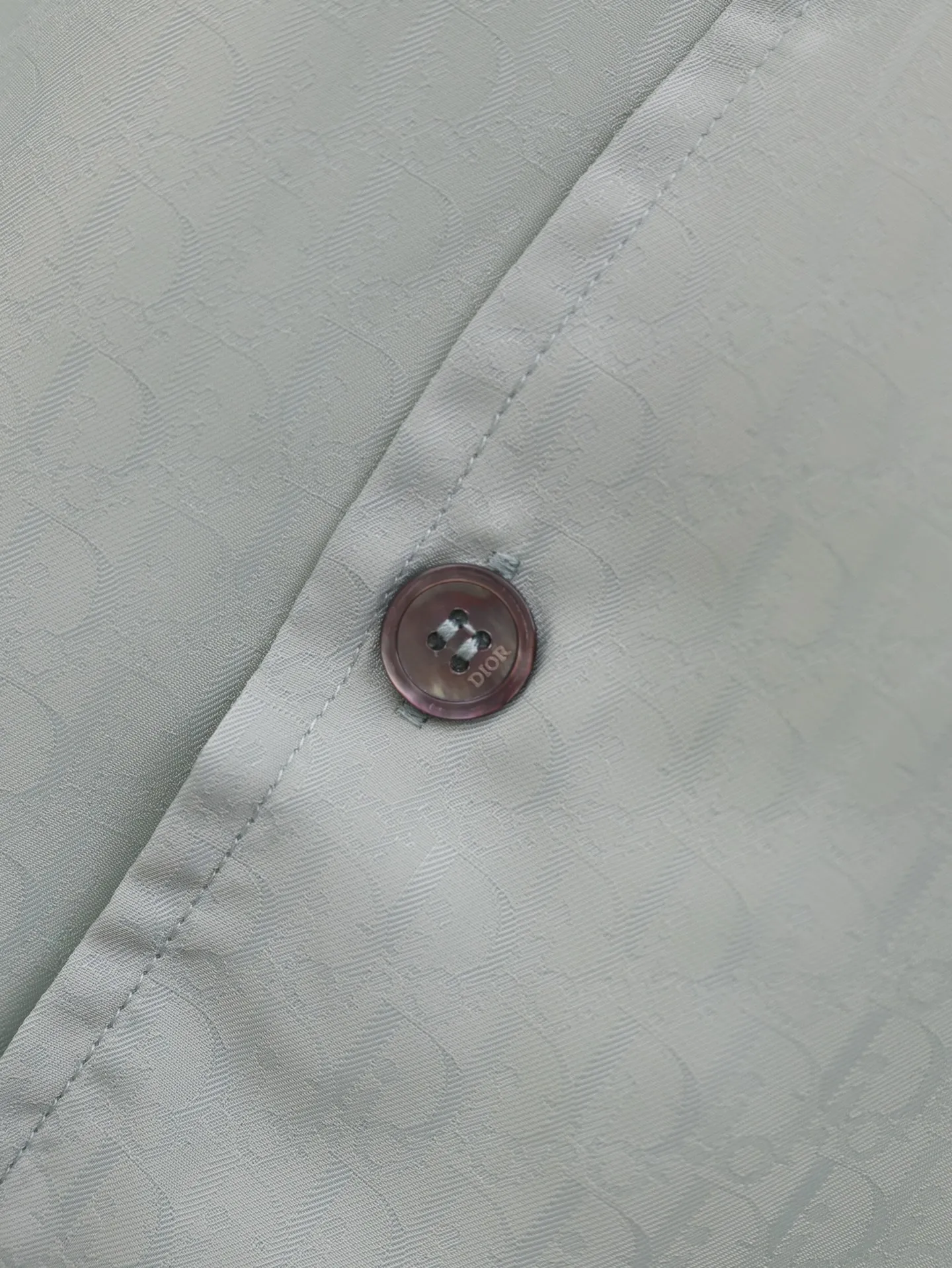 🅿️430 Dio*/Dior mulberry silk and cotton blended jacquard fabric Obliaue jacquard suit short-sleeved shirt This is from the 2024 beachwear limited series, highlighting the classic Oblique print. Carefully crafted from green mulberry silk and cotton blended jacquard fabrics, the arc-shaped hem design highlights a casual style. Wear with the matching pieces for a sophisticated summer look.  Size：S/M/L/XL