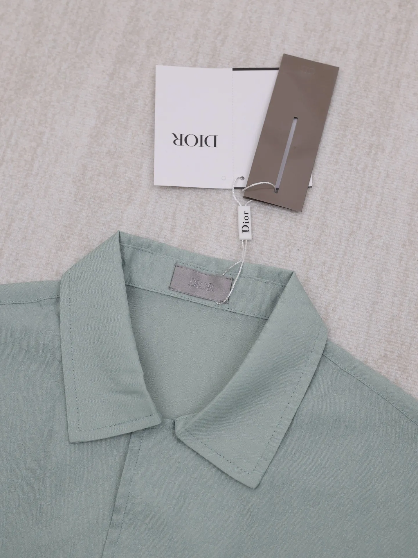 🅿️430 Dio*/Dior mulberry silk and cotton blended jacquard fabric Obliaue jacquard suit short-sleeved shirt This is from the 2024 beachwear limited series, highlighting the classic Oblique print. Carefully crafted from green mulberry silk and cotton blended jacquard fabrics, the arc-shaped hem design highlights a casual style. Wear with the matching pieces for a sophisticated summer look.  Size：S/M/L/XL