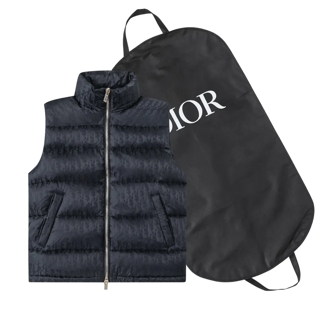 🅿️700 (with dust bag) Dior/Dior 20fw all-over dark pattern presbyopic down vest cd black jacquard technical fabric oblique print This sleeveless jacket is decorated with tonal oblique print throughout, paying tribute to the classic pattern. Crafted from warm technical fabric, it features a black Dior logo patch on the back of the collar. Adds elegance to any look. Tonal oblique print throughout, DR logo patch on back of collar, sleeveless stand collar, two-way zipper pull with DR logo engraved zipper pull, side welt pockets, drawstring elastic hem, 100% polyamide Color: Black/Navy/Pearl Size: 44/46/48/50/52/54