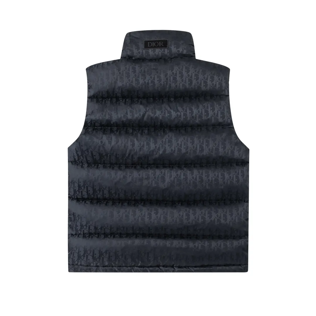 🅿️700 (with dust bag) Dior/Dior 20fw all-over dark pattern presbyopic down vest cd black jacquard technical fabric oblique print This sleeveless jacket is decorated with tonal oblique print throughout, paying tribute to the classic pattern. Crafted from warm technical fabric, it features a black Dior logo patch on the back of the collar. Adds elegance to any look. Tonal oblique print throughout, DR logo patch on back of collar, sleeveless stand collar, two-way zipper pull with DR logo engraved zipper pull, side welt pockets, drawstring elastic hem, 100% polyamide Color: Black/Navy/Pearl Size: 44/46/48/50/52/54