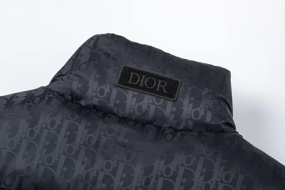 🅿️700 (with dust bag) Dior/Dior 20fw all-over dark pattern presbyopic down vest cd black jacquard technical fabric oblique print This sleeveless jacket is decorated with tonal oblique print throughout, paying tribute to the classic pattern. Crafted from warm technical fabric, it features a black Dior logo patch on the back of the collar. Adds elegance to any look. Tonal oblique print throughout, DR logo patch on back of collar, sleeveless stand collar, two-way zipper pull with DR logo engraved zipper pull, side welt pockets, drawstring elastic hem, 100% polyamide Color: Black/Navy/Pearl Size: 44/46/48/50/52/54