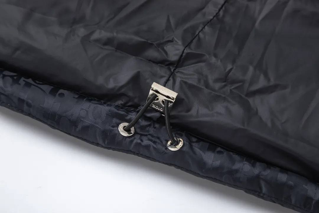 🅿️700 (with dust bag) Dior/Dior 20fw all-over dark pattern presbyopic down vest cd black jacquard technical fabric oblique print This sleeveless jacket is decorated with tonal oblique print throughout, paying tribute to the classic pattern. Crafted from warm technical fabric, it features a black Dior logo patch on the back of the collar. Adds elegance to any look. Tonal oblique print throughout, DR logo patch on back of collar, sleeveless stand collar, two-way zipper pull with DR logo engraved zipper pull, side welt pockets, drawstring elastic hem, 100% polyamide Color: Black/Navy/Pearl Size: 44/46/48/50/52/54