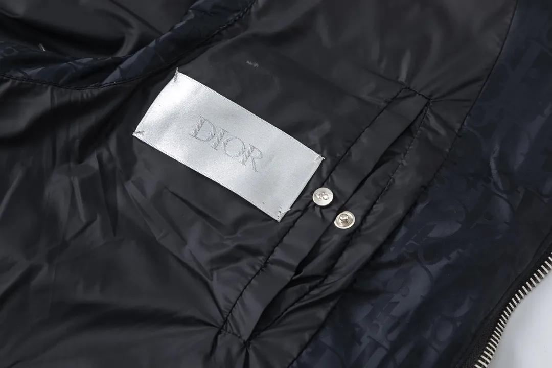 🅿️700 (with dust bag) Dior/Dior 20fw all-over dark pattern presbyopic down vest cd black jacquard technical fabric oblique print This sleeveless jacket is decorated with tonal oblique print throughout, paying tribute to the classic pattern. Crafted from warm technical fabric, it features a black Dior logo patch on the back of the collar. Adds elegance to any look. Tonal oblique print throughout, DR logo patch on back of collar, sleeveless stand collar, two-way zipper pull with DR logo engraved zipper pull, side welt pockets, drawstring elastic hem, 100% polyamide Color: Black/Navy/Pearl Size: 44/46/48/50/52/54