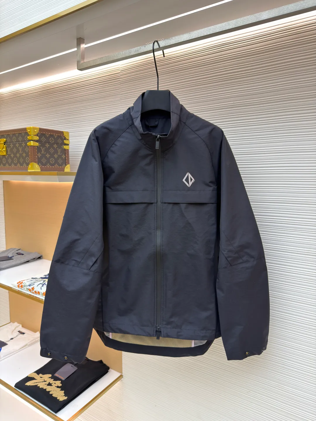 Dior Diamond logo reflective jacket ●Original version: Purchased and developed for 38000 ●Item number: 1681165-B65 ●Fabric: Obsidian intelligent laminated technical silk fabric ●Technology: Fluid laminated production ●Color: black ●Version: Fitted version ●Weight: about 560 grams ●Size: 44-46-48-50 ●Description: Customized Obsidian intelligent laminated technical silk, impermeable to wind and rain. It does not stagnate with sweat. Three-proof barrier. Excellent texture. It is based on pure black, setting a versatile tone. The front Dior Diamond logo is presented in a simple and exquisite form, which complements the eye-catching trimmed Dior logo on the back. When the light falls, it instantly blooms brightly. Between order and function, it builds a minimalist protective aesthetic and dynamic elegance, interpreting a new realm of sports aesthetics with a pioneering attitude. Infrared positioning heat transfer process Infrared positioning CD Diamond position is more accurate Use thermal transfer materials for processing Bake the fabric to fix the printing pattern Add fluorescent powder during the offset printing process Let creativity and inspiration shine, fluid lamination process Liquid glue strips are shaped by condensation Form invisible fluid sealing lines at fabric seams Gradient glue volume technology is used in three-dimensional folds and waterproof sealing Functionality and aesthetics symbiosis, template machine opens the bag Preset templates guide the position, shape and size of the bag opening Accuracy ensures the quality of bag opening results. The overall wiring is straight and delicate, the fabric is comfortable and soft, and the color is consistent without color difference. It can be matched with the same style to create a fashionable look and control various occasions. Customized accessories, complete with three standards, same style for men and women!