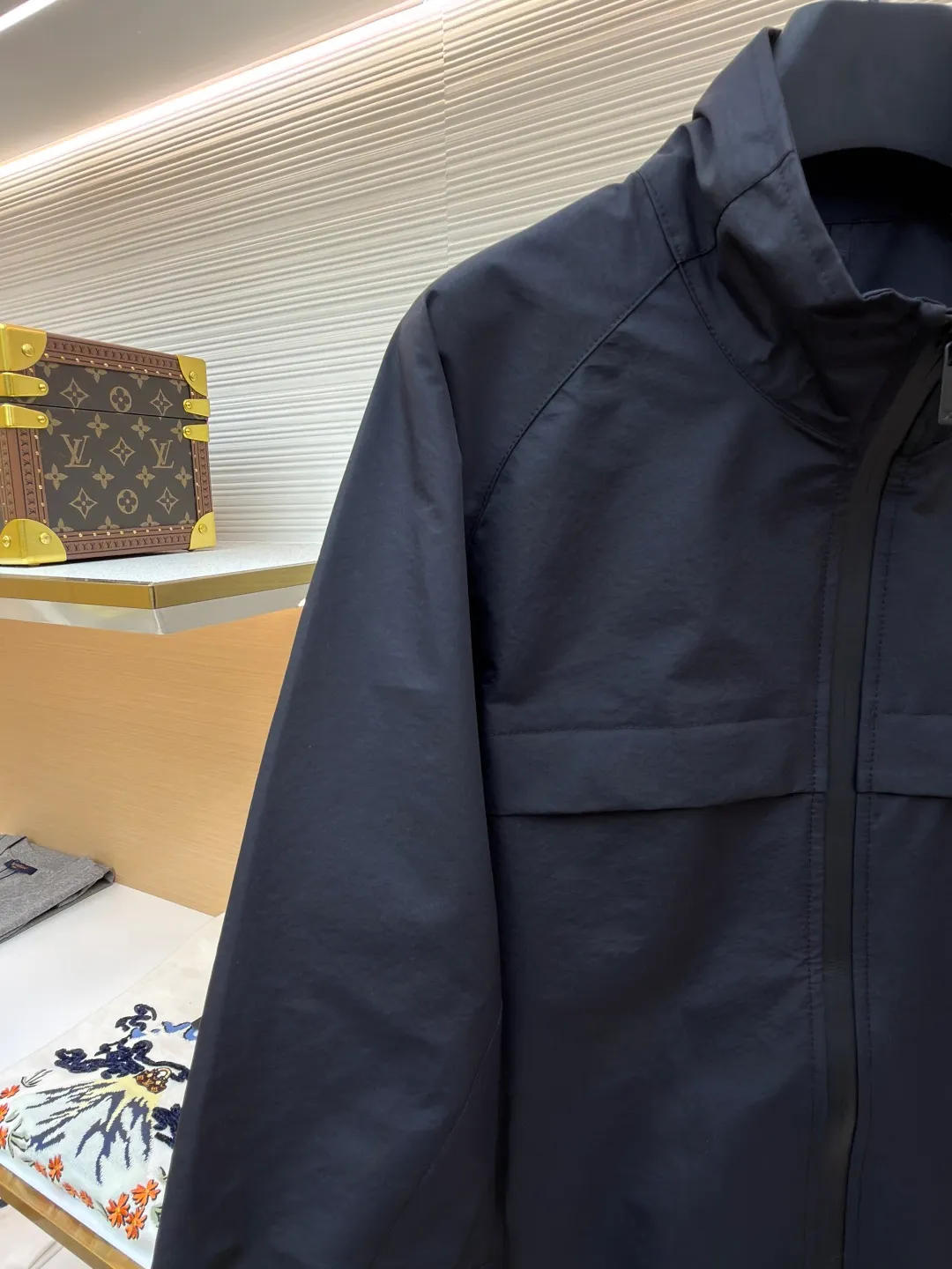 Dior Diamond logo reflective jacket ●Original version: Purchased and developed for 38000 ●Item number: 1681165-B65 ●Fabric: Obsidian intelligent laminated technical silk fabric ●Technology: Fluid laminated production ●Color: black ●Version: Fitted version ●Weight: about 560 grams ●Size: 44-46-48-50 ●Description: Customized Obsidian intelligent laminated technical silk, impermeable to wind and rain. It does not stagnate with sweat. Three-proof barrier. Excellent texture. It is based on pure black, setting a versatile tone. The front Dior Diamond logo is presented in a simple and exquisite form, which complements the eye-catching trimmed Dior logo on the back. When the light falls, it instantly blooms brightly. Between order and function, it builds a minimalist protective aesthetic and dynamic elegance, interpreting a new realm of sports aesthetics with a pioneering attitude. Infrared positioning heat transfer process Infrared positioning CD Diamond position is more accurate Use thermal transfer materials for processing Bake the fabric to fix the printing pattern Add fluorescent powder during the offset printing process Let creativity and inspiration shine, fluid lamination process Liquid glue strips are shaped by condensation Form invisible fluid sealing lines at fabric seams Gradient glue volume technology is used in three-dimensional folds and waterproof sealing Functionality and aesthetics symbiosis, template machine opens the bag Preset templates guide the position, shape and size of the bag opening Accuracy ensures the quality of bag opening results. The overall wiring is straight and delicate, the fabric is comfortable and soft, and the color is consistent without color difference. It can be matched with the same style to create a fashionable look and control various occasions. Customized accessories, complete with three standards, same style for men and women!