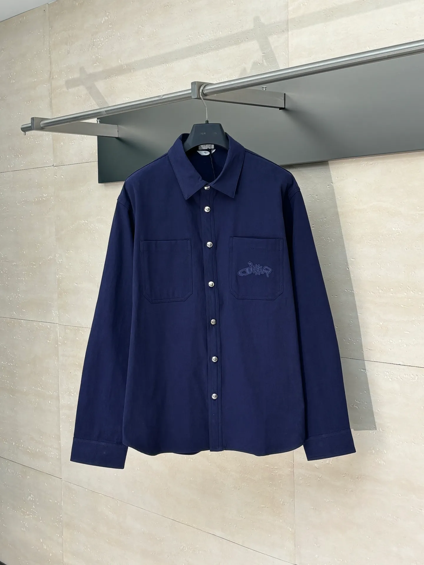 🅿️460 DIO*/Dior 25 autumn and winter new LH Hamilton co-branded embroidered shirt is made of custom-made blue cotton fabric, which feels soft and waxy yet sinewy, not comparable to cheap products! It uses a fabric pre-shrinking and setting machine imported from Italy. It does not deform or shrink no matter how many times it is washed, and the color is firmly locked in. The more I look at it, the more I like it! The chest and trouser legs are decorated with embroidery. Every stitch of the Swiss high-precision embroidery machine is stably and accurately embroidered. The lines of the joint pattern are smooth and the same color as the fabric but with a sense of layering! The old letter printed label on the back waist, high temperature and high pressure "welds" the pattern on the fabric, which can be matched with many types of clothing to create a fashionable look. Customized accessories, three complete sizes Size: S/M/L/XL