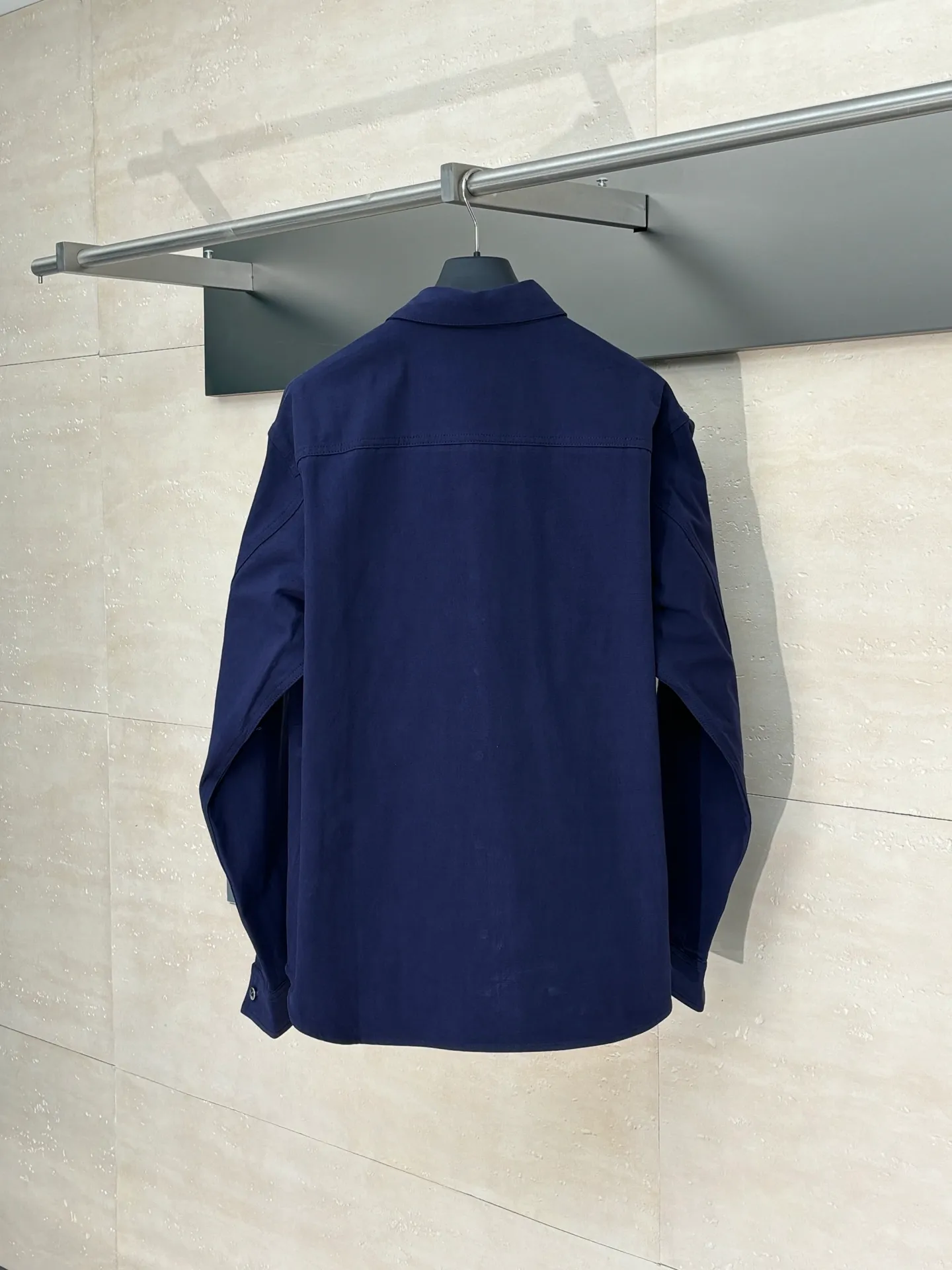 🅿️460 DIO*/Dior 25 autumn and winter new LH Hamilton co-branded embroidered shirt is made of custom-made blue cotton fabric, which feels soft and waxy yet sinewy, not comparable to cheap products! It uses a fabric pre-shrinking and setting machine imported from Italy. It does not deform or shrink no matter how many times it is washed, and the color is firmly locked in. The more I look at it, the more I like it! The chest and trouser legs are decorated with embroidery. Every stitch of the Swiss high-precision embroidery machine is stably and accurately embroidered. The lines of the joint pattern are smooth and the same color as the fabric but with a sense of layering! The old letter printed label on the back waist, high temperature and high pressure "welds" the pattern on the fabric, which can be matched with many types of clothing to create a fashionable look. Customized accessories, three complete sizes Size: S/M/L/XL