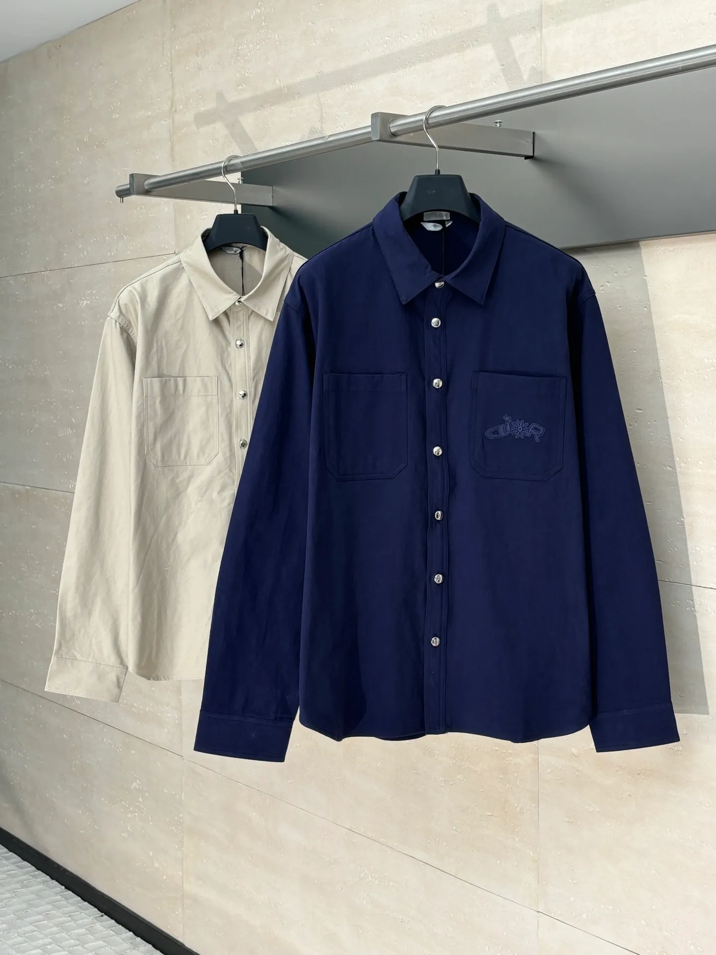 🅿️460 DIO*/Dior 25 autumn and winter new LH Hamilton co-branded embroidered shirt is made of custom-made blue cotton fabric, which feels soft and waxy yet sinewy, not comparable to cheap products! It uses a fabric pre-shrinking and setting machine imported from Italy. It does not deform or shrink no matter how many times it is washed, and the color is firmly locked in. The more I look at it, the more I like it! The chest and trouser legs are decorated with embroidery. Every stitch of the Swiss high-precision embroidery machine is stably and accurately embroidered. The lines of the joint pattern are smooth and the same color as the fabric but with a sense of layering! The old letter printed label on the back waist, high temperature and high pressure "welds" the pattern on the fabric, which can be matched with many types of clothing to create a fashionable look. Customized accessories, three complete sizes Size: S/M/L/XL