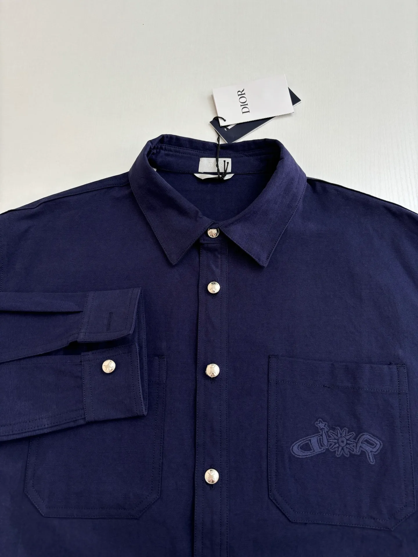 🅿️460 DIO*/Dior 25 autumn and winter new LH Hamilton co-branded embroidered shirt is made of custom-made blue cotton fabric, which feels soft and waxy yet sinewy, not comparable to cheap products! It uses a fabric pre-shrinking and setting machine imported from Italy. It does not deform or shrink no matter how many times it is washed, and the color is firmly locked in. The more I look at it, the more I like it! The chest and trouser legs are decorated with embroidery. Every stitch of the Swiss high-precision embroidery machine is stably and accurately embroidered. The lines of the joint pattern are smooth and the same color as the fabric but with a sense of layering! The old letter printed label on the back waist, high temperature and high pressure "welds" the pattern on the fabric, which can be matched with many types of clothing to create a fashionable look. Customized accessories, three complete sizes Size: S/M/L/XL