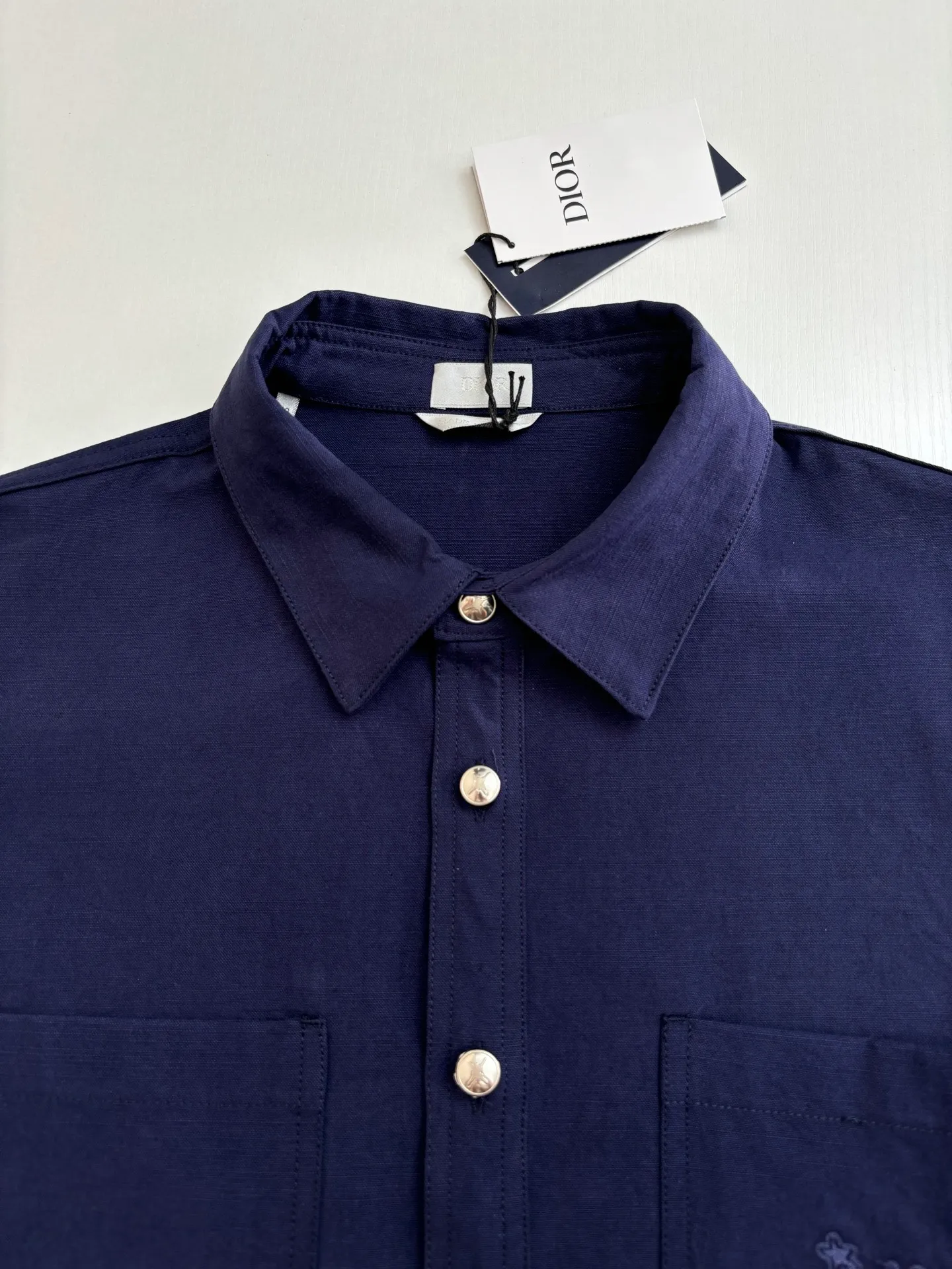 🅿️460 DIO*/Dior 25 autumn and winter new LH Hamilton co-branded embroidered shirt is made of custom-made blue cotton fabric, which feels soft and waxy yet sinewy, not comparable to cheap products! It uses a fabric pre-shrinking and setting machine imported from Italy. It does not deform or shrink no matter how many times it is washed, and the color is firmly locked in. The more I look at it, the more I like it! The chest and trouser legs are decorated with embroidery. Every stitch of the Swiss high-precision embroidery machine is stably and accurately embroidered. The lines of the joint pattern are smooth and the same color as the fabric but with a sense of layering! The old letter printed label on the back waist, high temperature and high pressure "welds" the pattern on the fabric, which can be matched with many types of clothing to create a fashionable look. Customized accessories, three complete sizes Size: S/M/L/XL