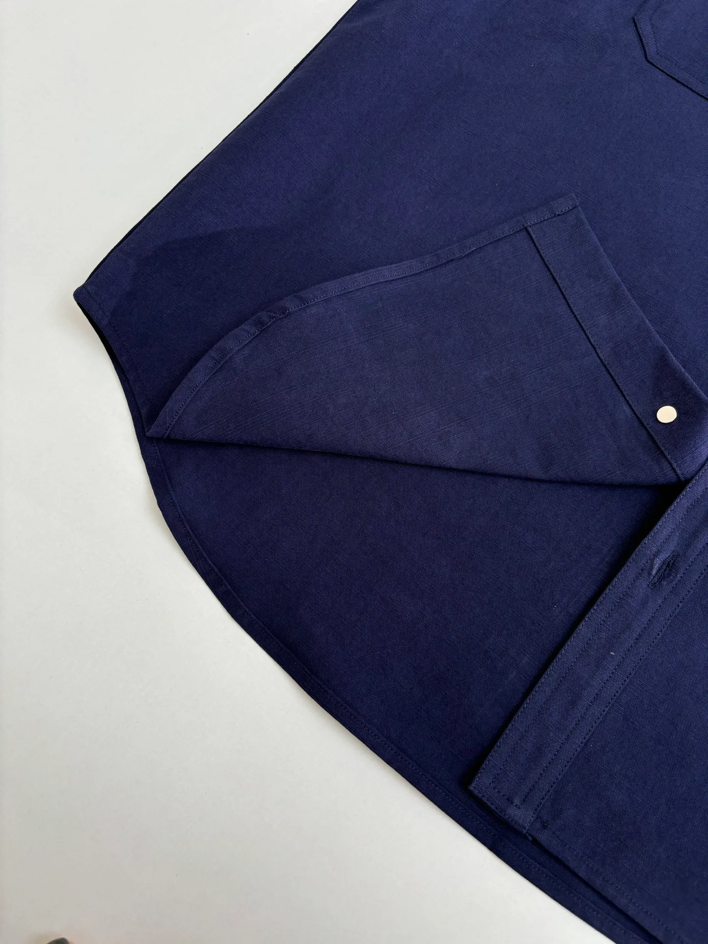 🅿️460 DIO*/Dior 25 autumn and winter new LH Hamilton co-branded embroidered shirt is made of custom-made blue cotton fabric, which feels soft and waxy yet sinewy, not comparable to cheap products! It uses a fabric pre-shrinking and setting machine imported from Italy. It does not deform or shrink no matter how many times it is washed, and the color is firmly locked in. The more I look at it, the more I like it! The chest and trouser legs are decorated with embroidery. Every stitch of the Swiss high-precision embroidery machine is stably and accurately embroidered. The lines of the joint pattern are smooth and the same color as the fabric but with a sense of layering! The old letter printed label on the back waist, high temperature and high pressure "welds" the pattern on the fabric, which can be matched with many types of clothing to create a fashionable look. Customized accessories, three complete sizes Size: S/M/L/XL