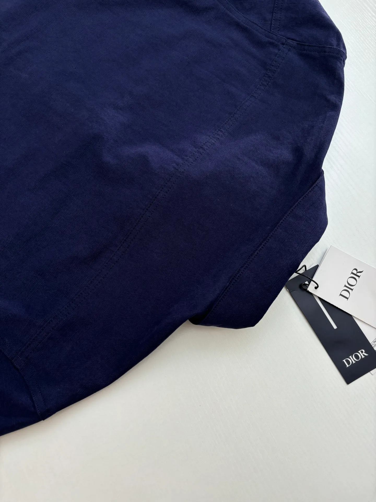 🅿️460 DIO*/Dior 25 autumn and winter new LH Hamilton co-branded embroidered shirt is made of custom-made blue cotton fabric, which feels soft and waxy yet sinewy, not comparable to cheap products! It uses a fabric pre-shrinking and setting machine imported from Italy. It does not deform or shrink no matter how many times it is washed, and the color is firmly locked in. The more I look at it, the more I like it! The chest and trouser legs are decorated with embroidery. Every stitch of the Swiss high-precision embroidery machine is stably and accurately embroidered. The lines of the joint pattern are smooth and the same color as the fabric but with a sense of layering! The old letter printed label on the back waist, high temperature and high pressure "welds" the pattern on the fabric, which can be matched with many types of clothing to create a fashionable look. Customized accessories, three complete sizes Size: S/M/L/XL