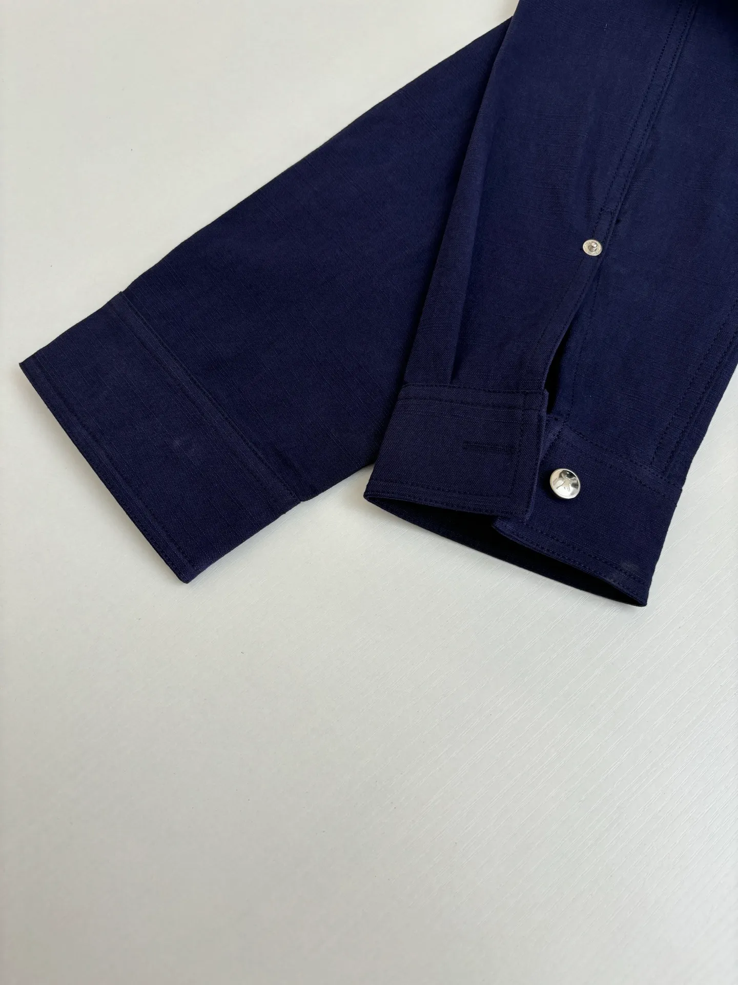 🅿️460 DIO*/Dior 25 autumn and winter new LH Hamilton co-branded embroidered shirt is made of custom-made blue cotton fabric, which feels soft and waxy yet sinewy, not comparable to cheap products! It uses a fabric pre-shrinking and setting machine imported from Italy. It does not deform or shrink no matter how many times it is washed, and the color is firmly locked in. The more I look at it, the more I like it! The chest and trouser legs are decorated with embroidery. Every stitch of the Swiss high-precision embroidery machine is stably and accurately embroidered. The lines of the joint pattern are smooth and the same color as the fabric but with a sense of layering! The old letter printed label on the back waist, high temperature and high pressure "welds" the pattern on the fabric, which can be matched with many types of clothing to create a fashionable look. Customized accessories, three complete sizes Size: S/M/L/XL