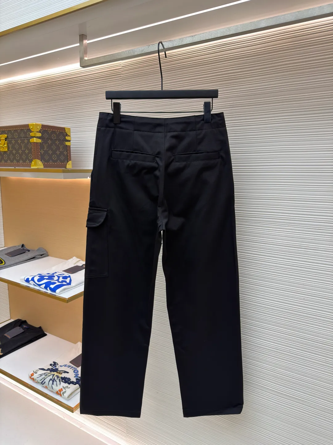 Dior cotton Huardani overalls ●Original version: purchased and developed for 11000 ●Item number: 1682108-B05 ●Fabric: cotton fabric ●Technology: made on positioning cutting machine ●Color: black ●Version: fitted version ●Weight: about 535 grams ●Size: 46-48-50-52-54-56 ●Description: These Dior black work casual pants are made of high-density twill blended fabric. The fabric has been treated with anti-static and water-repellent treatments. It feels crisp and not easy to pill and deform, and has a good drape feeling. The waistband of the trousers is designed with a double adjustment of drawstrings and metal snaps. The drawstring is a braided rope belt of the same color, and the metal snaps are treated with polished nickel plating, which has a long-lasting gloss and is not easy to oxidize. The side utility pockets are made of three-dimensional tailoring and splicing. The edges of the pocket are reinforced with double stitching. The body of the bag is inlaid with metal letter logos. It is made by laser engraving and electroplating processes. The fonts are clear and delicate. The seams on the trousers body are all overlocked, with cross-reinforced stitching on the crotch, hems on the trousers, and the overall cut is a straight workwear silhouette. Every structural splice has been accurately patterned, and the overall alignment is straight and delicate. The fabric is comfortable and soft, and the color is consistent without color difference. It can be matched with the same style to create a fashionable look and control various occasions. Customized accessories, complete three standards, the same style for men and women!