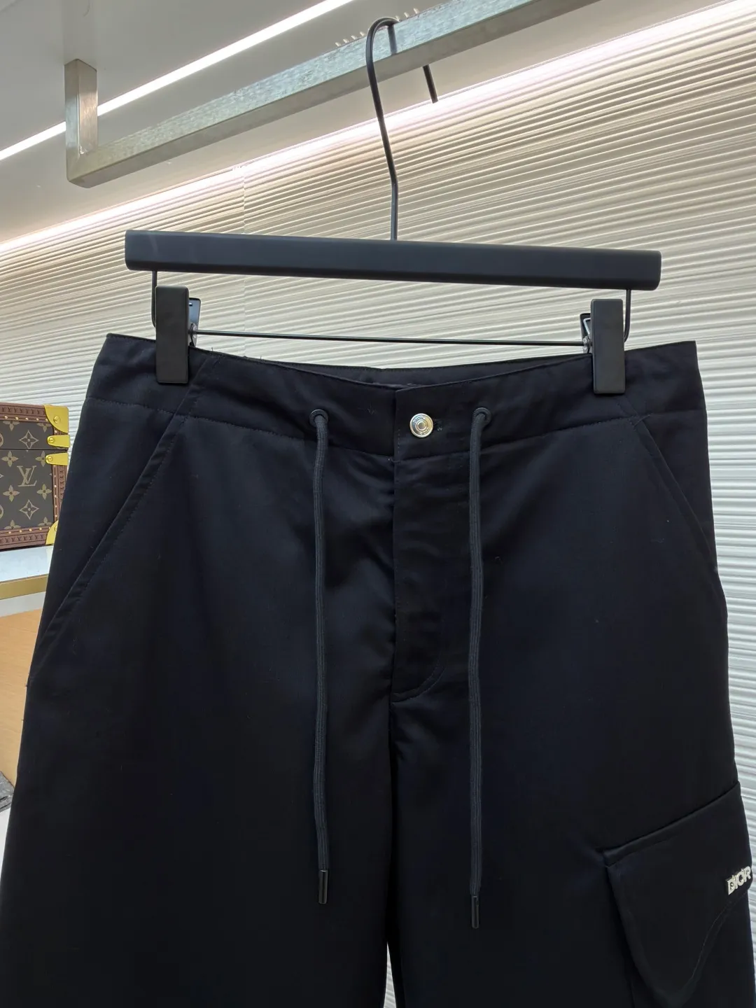 Dior cotton Huardani overalls ●Original version: purchased and developed for 11000 ●Item number: 1682108-B05 ●Fabric: cotton fabric ●Technology: made on positioning cutting machine ●Color: black ●Version: fitted version ●Weight: about 535 grams ●Size: 46-48-50-52-54-56 ●Description: These Dior black work casual pants are made of high-density twill blended fabric. The fabric has been treated with anti-static and water-repellent treatments. It feels crisp and not easy to pill and deform, and has a good drape feeling. The waistband of the trousers is designed with a double adjustment of drawstrings and metal snaps. The drawstring is a braided rope belt of the same color, and the metal snaps are treated with polished nickel plating, which has a long-lasting gloss and is not easy to oxidize. The side utility pockets are made of three-dimensional tailoring and splicing. The edges of the pocket are reinforced with double stitching. The body of the bag is inlaid with metal letter logos. It is made by laser engraving and electroplating processes. The fonts are clear and delicate. The seams on the trousers body are all overlocked, with cross-reinforced stitching on the crotch, hems on the trousers, and the overall cut is a straight workwear silhouette. Every structural splice has been accurately patterned, and the overall alignment is straight and delicate. The fabric is comfortable and soft, and the color is consistent without color difference. It can be matched with the same style to create a fashionable look and control various occasions. Customized accessories, complete three standards, the same style for men and women!