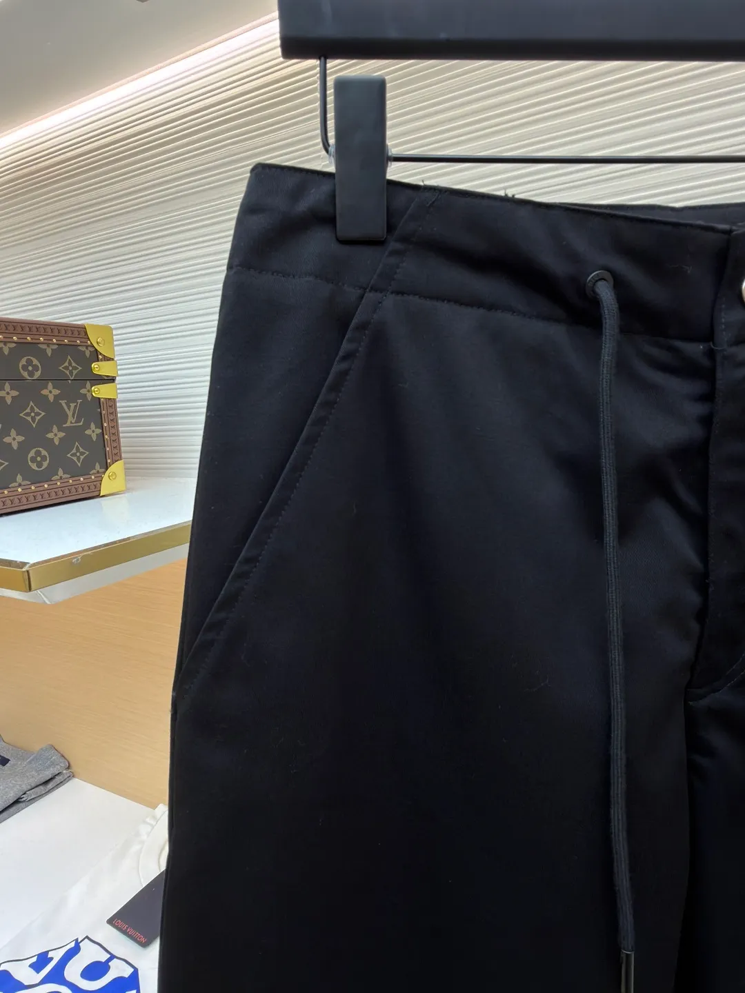 Dior cotton Huardani overalls ●Original version: purchased and developed for 11000 ●Item number: 1682108-B05 ●Fabric: cotton fabric ●Technology: made on positioning cutting machine ●Color: black ●Version: fitted version ●Weight: about 535 grams ●Size: 46-48-50-52-54-56 ●Description: These Dior black work casual pants are made of high-density twill blended fabric. The fabric has been treated with anti-static and water-repellent treatments. It feels crisp and not easy to pill and deform, and has a good drape feeling. The waistband of the trousers is designed with a double adjustment of drawstrings and metal snaps. The drawstring is a braided rope belt of the same color, and the metal snaps are treated with polished nickel plating, which has a long-lasting gloss and is not easy to oxidize. The side utility pockets are made of three-dimensional tailoring and splicing. The edges of the pocket are reinforced with double stitching. The body of the bag is inlaid with metal letter logos. It is made by laser engraving and electroplating processes. The fonts are clear and delicate. The seams on the trousers body are all overlocked, with cross-reinforced stitching on the crotch, hems on the trousers, and the overall cut is a straight workwear silhouette. Every structural splice has been accurately patterned, and the overall alignment is straight and delicate. The fabric is comfortable and soft, and the color is consistent without color difference. It can be matched with the same style to create a fashionable look and control various occasions. Customized accessories, complete three standards, the same style for men and women!