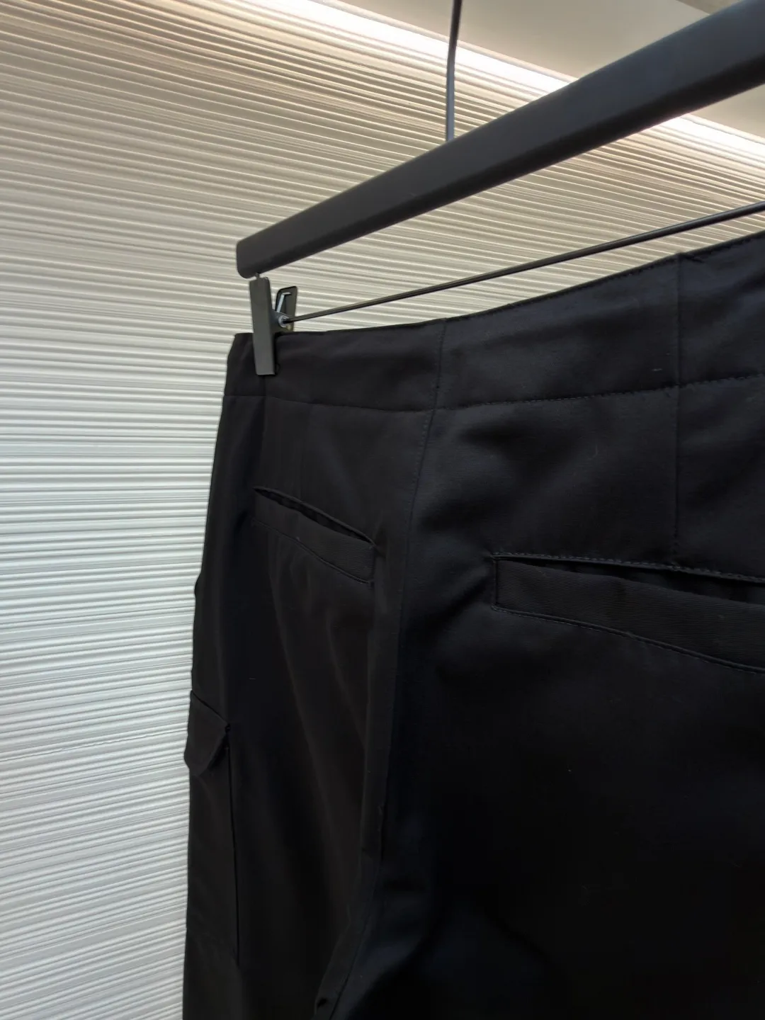 Dior cotton Huardani overalls ●Original version: purchased and developed for 11000 ●Item number: 1682108-B05 ●Fabric: cotton fabric ●Technology: made on positioning cutting machine ●Color: black ●Version: fitted version ●Weight: about 535 grams ●Size: 46-48-50-52-54-56 ●Description: These Dior black work casual pants are made of high-density twill blended fabric. The fabric has been treated with anti-static and water-repellent treatments. It feels crisp and not easy to pill and deform, and has a good drape feeling. The waistband of the trousers is designed with a double adjustment of drawstrings and metal snaps. The drawstring is a braided rope belt of the same color, and the metal snaps are treated with polished nickel plating, which has a long-lasting gloss and is not easy to oxidize. The side utility pockets are made of three-dimensional tailoring and splicing. The edges of the pocket are reinforced with double stitching. The body of the bag is inlaid with metal letter logos. It is made by laser engraving and electroplating processes. The fonts are clear and delicate. The seams on the trousers body are all overlocked, with cross-reinforced stitching on the crotch, hems on the trousers, and the overall cut is a straight workwear silhouette. Every structural splice has been accurately patterned, and the overall alignment is straight and delicate. The fabric is comfortable and soft, and the color is consistent without color difference. It can be matched with the same style to create a fashionable look and control various occasions. Customized accessories, complete three standards, the same style for men and women!