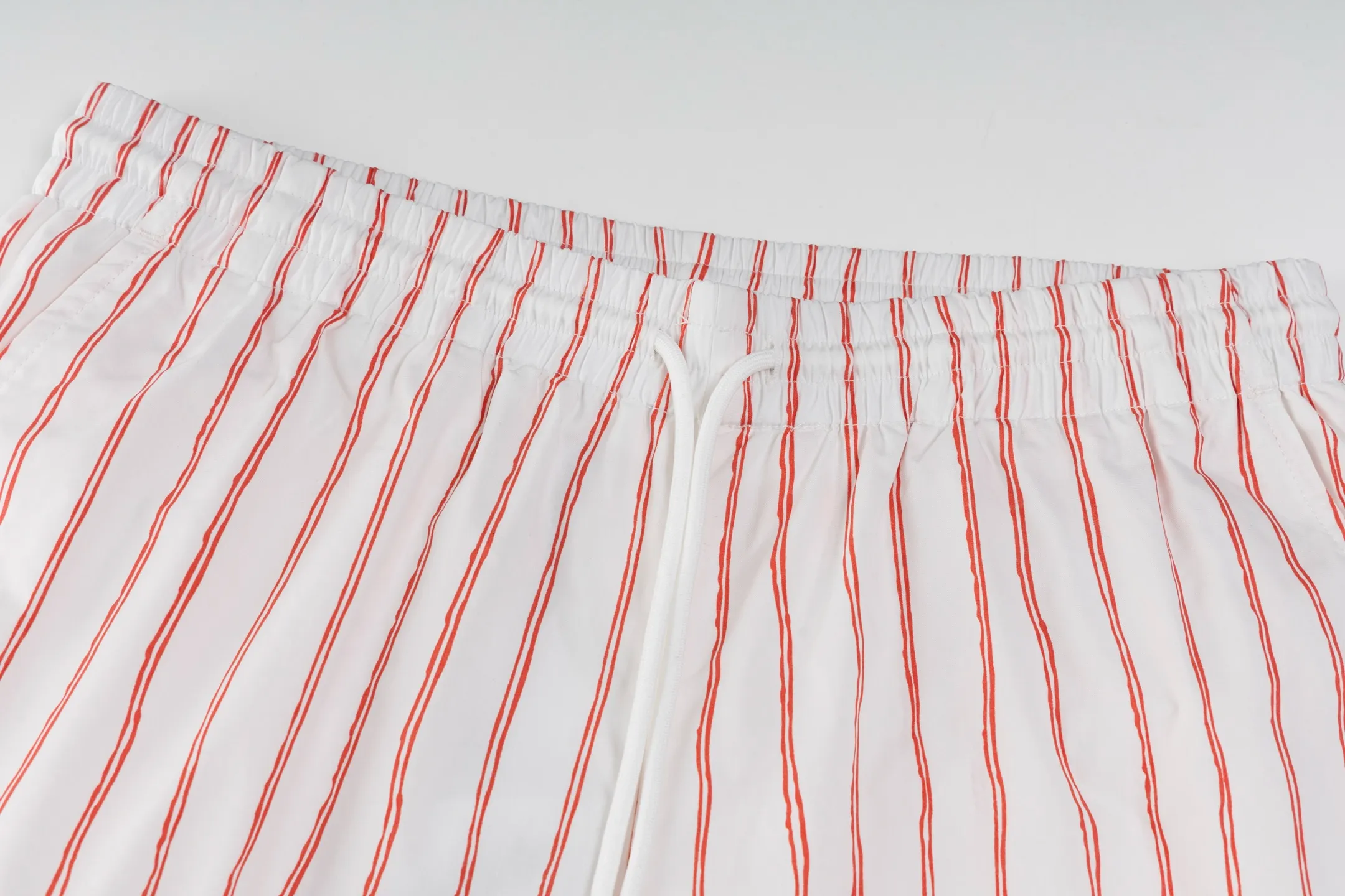 🅿️330 [Exclusive supply] CD 25SS striped embroidered shorts (red) The fabric is carefully crafted from cotton and linen blended fabrics, red satin. These shorts are decorated with ivory and red stripes to pay tribute to nature. They are equipped with slant pockets and elastic waistband to create an ideal fit. The hem is decorated with reinterpreted red Dior embroidery to add a fashionable style, showcasing Dio For My Real Friends from the DIO AND HYLTON NEL joint series. The logo adds sophistication to the design and can be worn with everyday clothing. Size:S-M-L-XL