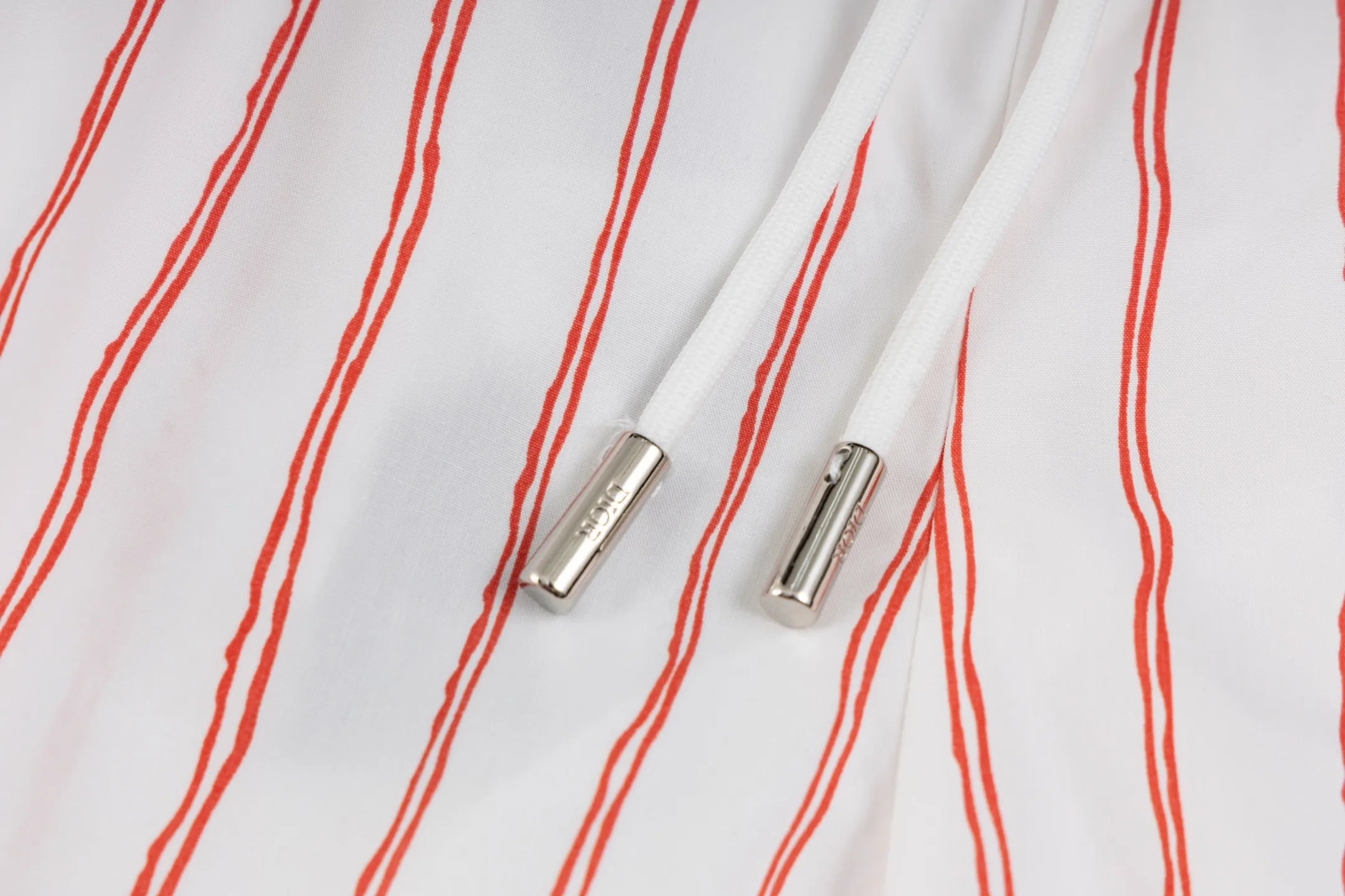 🅿️330 [Exclusive supply] CD 25SS striped embroidered shorts (red) The fabric is carefully crafted from cotton and linen blended fabrics, red satin. These shorts are decorated with ivory and red stripes to pay tribute to nature. They are equipped with slant pockets and elastic waistband to create an ideal fit. The hem is decorated with reinterpreted red Dior embroidery to add a fashionable style, showcasing Dio For My Real Friends from the DIO AND HYLTON NEL joint series. The logo adds sophistication to the design and can be worn with everyday clothing. Size:S-M-L-XL