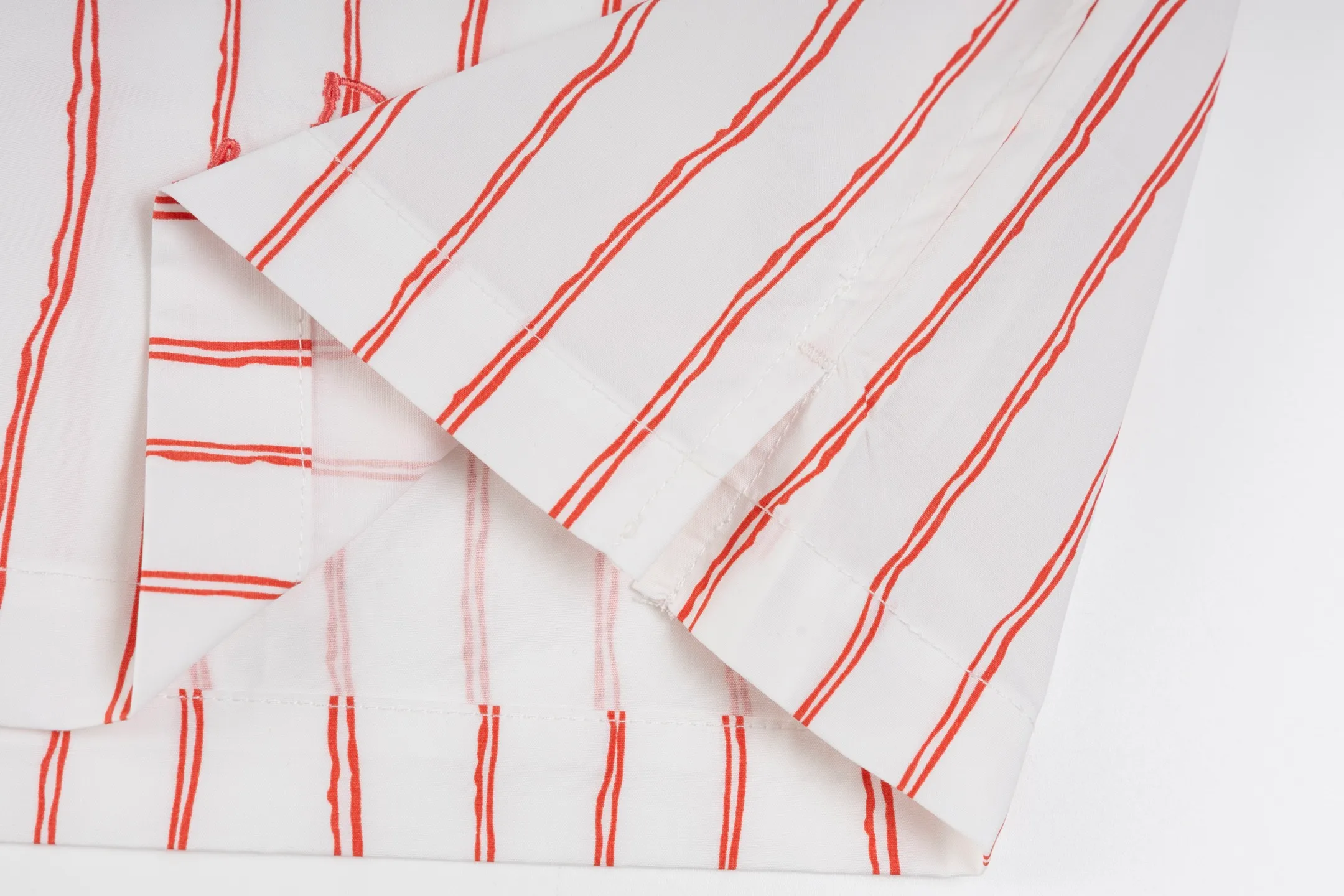 🅿️330 [Exclusive supply] CD 25SS striped embroidered shorts (red) The fabric is carefully crafted from cotton and linen blended fabrics, red satin. These shorts are decorated with ivory and red stripes to pay tribute to nature. They are equipped with slant pockets and elastic waistband to create an ideal fit. The hem is decorated with reinterpreted red Dior embroidery to add a fashionable style, showcasing Dio For My Real Friends from the DIO AND HYLTON NEL joint series. The logo adds sophistication to the design and can be worn with everyday clothing. Size:S-M-L-XL