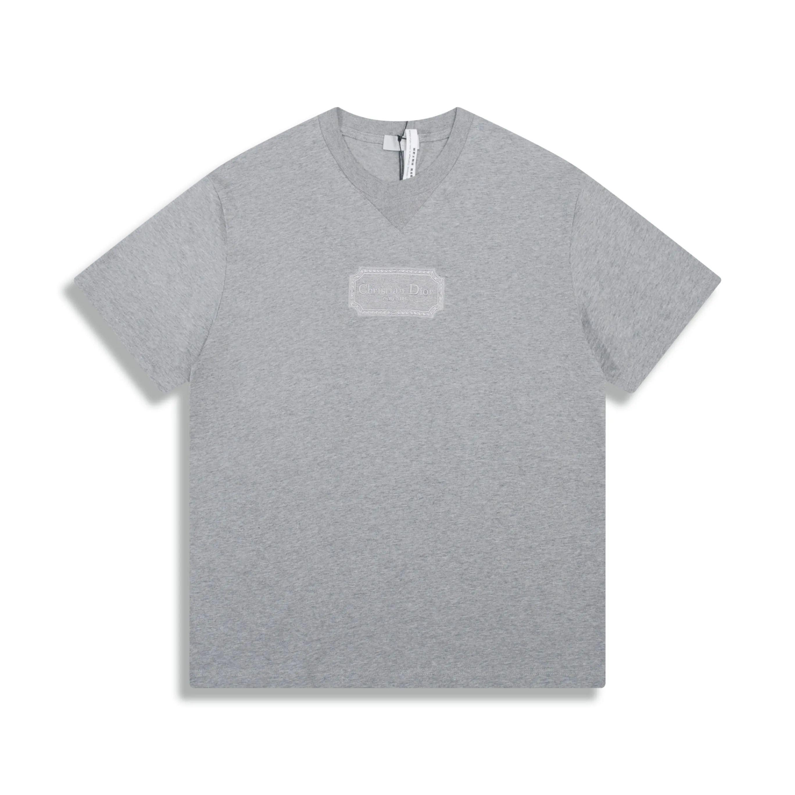 🅿️190 Correct version of high-quality Di0R couture blade embroidered short-sleeved T-shirt. This style is made of original custom-woven 26-count double-ply yarn, and the garment is washed and processed. It has the iconic triangle collar and blade embroidery on the chest! Simple and stylish! SIZE: XS S M L