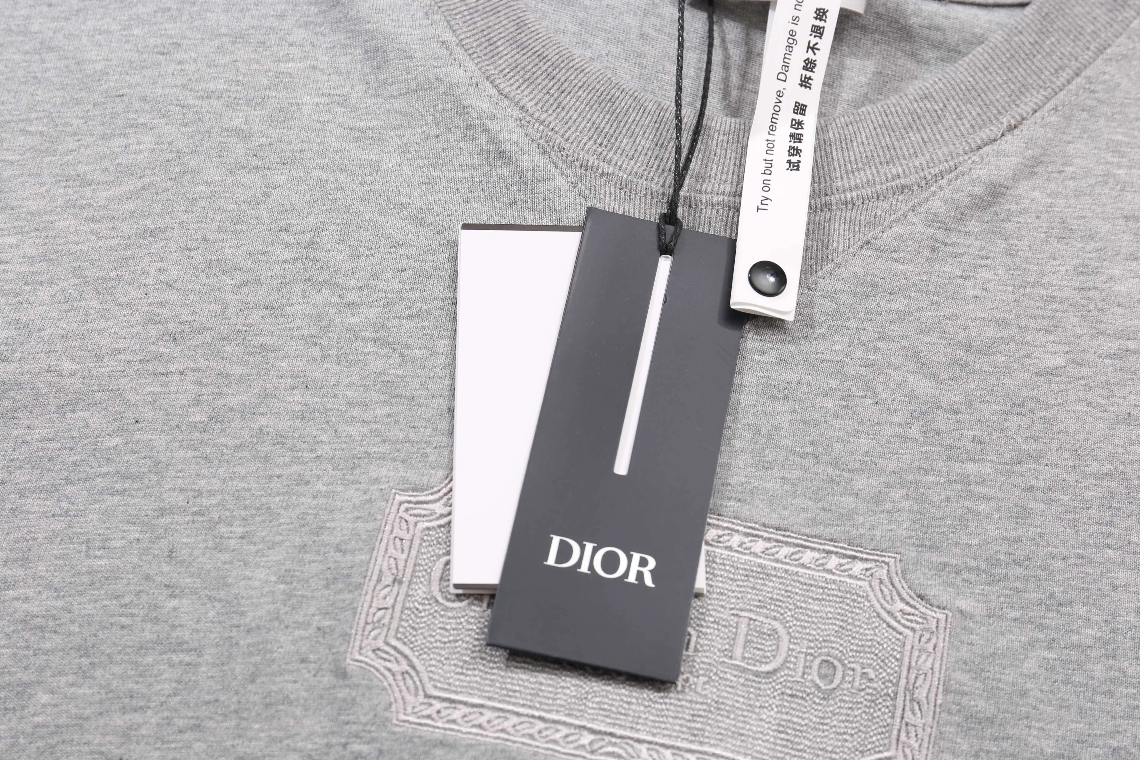 🅿️190 Correct version of high-quality Di0R couture blade embroidered short-sleeved T-shirt. This style is made of original custom-woven 26-count double-ply yarn, and the garment is washed and processed. It has the iconic triangle collar and blade embroidery on the chest! Simple and stylish! SIZE: XS S M L