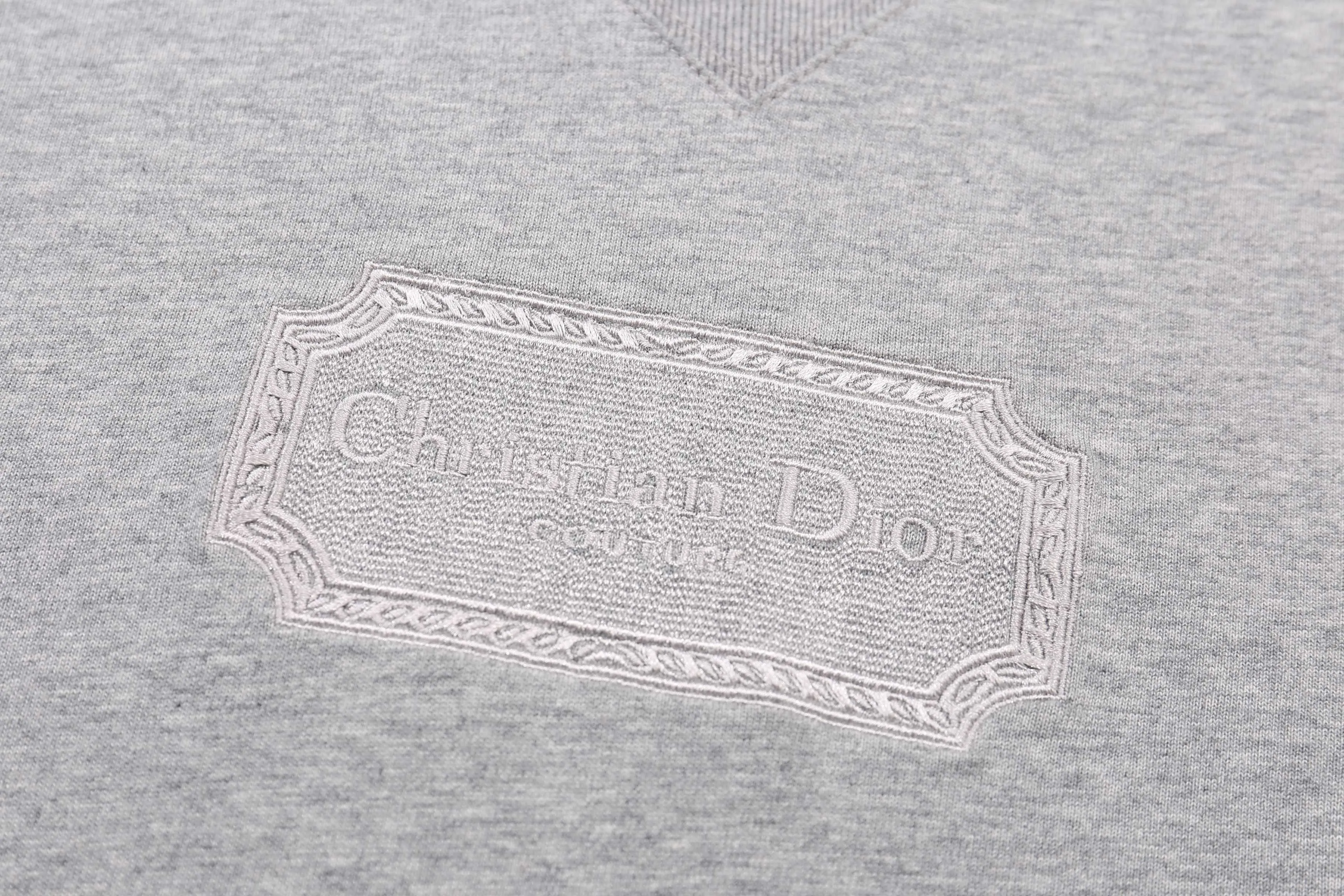 🅿️190 Correct version of high-quality Di0R couture blade embroidered short-sleeved T-shirt. This style is made of original custom-woven 26-count double-ply yarn, and the garment is washed and processed. It has the iconic triangle collar and blade embroidery on the chest! Simple and stylish! SIZE: XS S M L