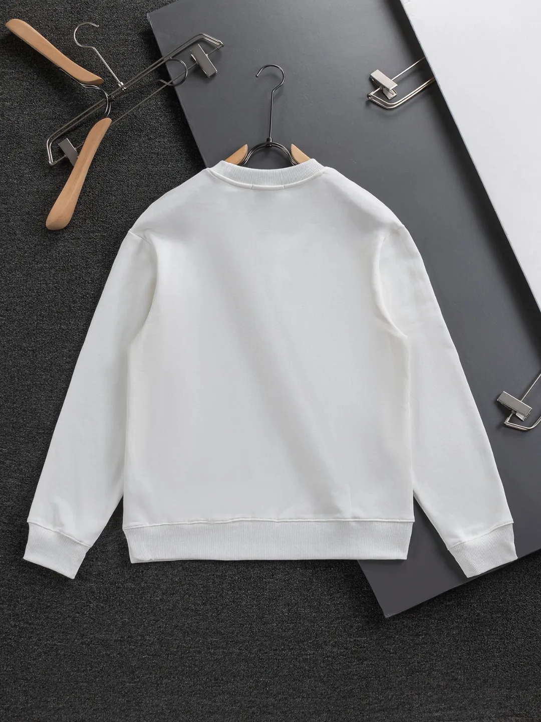 🅿️280 Dior Dior micro wide version CD micro wide version S-Xl 25ss autumn and winter sweatshirt, forever unbeatable, classic style, permanent boutique, timeless classic washed style at the counter, classic starry sky on the chest🌃Dior three-dimensional embroidered letter logo🪡 embroidery, washed heavy craftsmanship logo pattern on the collar, sleeves and hem, heavy craftsmanship, same style for men and women Short-sleeved T-shirt, cotton blended terry jersey fabric, originally developed. This is from the 2025 beachwear limited series. The all-logo jacquard towel highlights the classic Obliave flower. It is matched with an S-shaped round neck and topstitching. It is unique. The whole body is decorated with obliqve jacquard. The ribbed round neck is matched with V-shaped topstitching. Customized accessories. The whole body is customized and developed according to the Y board... Complete with three standards, it can control various styles, to Dior Salute to a historic year! Coupled with the blessing of full-flower cotton material, both the upper body comfort and the existence are unparalleled. It can be said to be a must-have companion in summer. The excellent breathability and comfortable wearing feeling are unparalleled~ Recommended! ! Same style for men and women! Color: Black White Size: S-XL Size chart: S: Shoulder width 51-Bust 56-Length 69 M: Shoulder width 52.5-Bust 58-Length 71 L: Shoulder width 54-Bust 60-Length 73 XL: Shoulder width 55.5-Bust 62-Length 75
