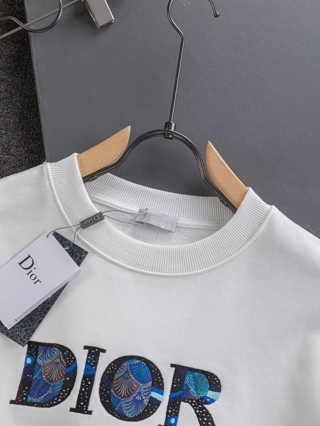 🅿️280 Dior Dior micro wide version CD micro wide version S-Xl 25ss autumn and winter sweatshirt, forever unbeatable, classic style, permanent boutique, timeless classic washed style at the counter, classic starry sky on the chest🌃Dior three-dimensional embroidered letter logo🪡 embroidery, washed heavy craftsmanship logo pattern on the collar, sleeves and hem, heavy craftsmanship, same style for men and women Short-sleeved T-shirt, cotton blended terry jersey fabric, originally developed. This is from the 2025 beachwear limited series. The all-logo jacquard towel highlights the classic Obliave flower. It is matched with an S-shaped round neck and topstitching. It is unique. The whole body is decorated with obliqve jacquard. The ribbed round neck is matched with V-shaped topstitching. Customized accessories. The whole body is customized and developed according to the Y board... Complete with three standards, it can control various styles, to Dior Salute to a historic year! Coupled with the blessing of full-flower cotton material, both the upper body comfort and the existence are unparalleled. It can be said to be a must-have companion in summer. The excellent breathability and comfortable wearing feeling are unparalleled~ Recommended! ! Same style for men and women! Color: Black White Size: S-XL Size chart: S: Shoulder width 51-Bust 56-Length 69 M: Shoulder width 52.5-Bust 58-Length 71 L: Shoulder width 54-Bust 60-Length 73 XL: Shoulder width 55.5-Bust 62-Length 75