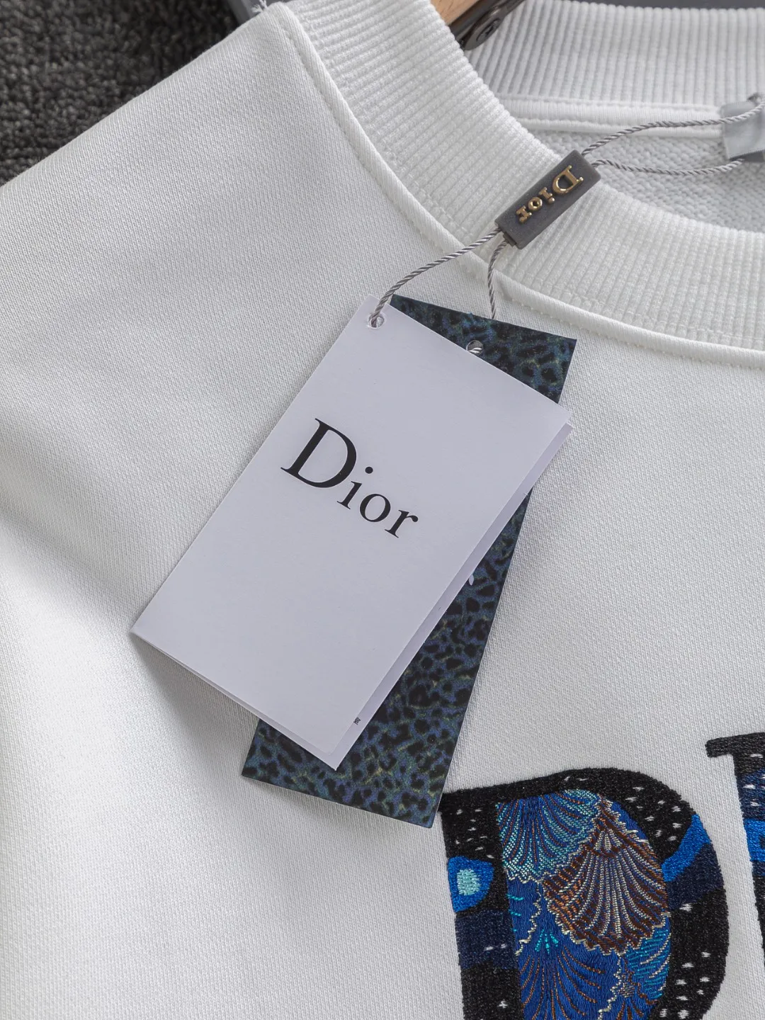 🅿️280 Dior Dior micro wide version CD micro wide version S-Xl 25ss autumn and winter sweatshirt, forever unbeatable, classic style, permanent boutique, timeless classic washed style at the counter, classic starry sky on the chest🌃Dior three-dimensional embroidered letter logo🪡 embroidery, washed heavy craftsmanship logo pattern on the collar, sleeves and hem, heavy craftsmanship, same style for men and women Short-sleeved T-shirt, cotton blended terry jersey fabric, originally developed. This is from the 2025 beachwear limited series. The all-logo jacquard towel highlights the classic Obliave flower. It is matched with an S-shaped round neck and topstitching. It is unique. The whole body is decorated with obliqve jacquard. The ribbed round neck is matched with V-shaped topstitching. Customized accessories. The whole body is customized and developed according to the Y board... Complete with three standards, it can control various styles, to Dior Salute to a historic year! Coupled with the blessing of full-flower cotton material, both the upper body comfort and the existence are unparalleled. It can be said to be a must-have companion in summer. The excellent breathability and comfortable wearing feeling are unparalleled~ Recommended! ! Same style for men and women! Color: Black White Size: S-XL Size chart: S: Shoulder width 51-Bust 56-Length 69 M: Shoulder width 52.5-Bust 58-Length 71 L: Shoulder width 54-Bust 60-Length 73 XL: Shoulder width 55.5-Bust 62-Length 75