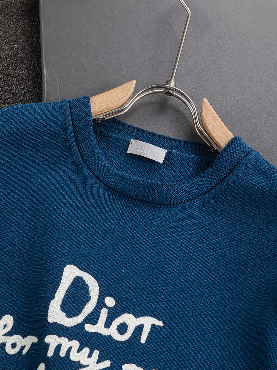 🅿️330 Dior Dior micro wide version CD micro wide version S-Xl 25ss forever unbeatable classic style permanent boutique counter timeless classic style CD chest letters hand-painted signature 🪡 embroidered logo round neck sweater heavy craftsmanship same style for men and women cotton blended terry jersey fabric, carefully crafted with beige cashmere cable knit fabric, reinterprets the classic cannage pattern with exquisite details. 50% wool content yarn 35% cashmere 15% synthetic fiber Original development This comes from the 2025 limited series. The full logo jacquard sweater highlights the classic Obliave flower. It is matched with an S-shaped round neck and topstitching. It is unique. The whole body is decorated with obliqve jacquard. The ribbed round neck is matched with ⭕️ shaped topstitching, customized accessories, and the whole body is customized and developed according to the y board... It has three complete standards and can control various styles. To Dior Salute to a historic year! Coupled with the blessing of full-flower cotton material, both the upper body comfort and the existence are unparalleled. It can be said to be a must-have companion in summer. The excellent breathability and comfortable wearing feeling are unparalleled~ Recommended! ! Same style for men and women! Color: Blue White Size: S-XL Size chart: S: Shoulder width 41-Bust 51-Length 66 M: Shoulder width 43-Bust 53-Length 68 L: Shoulder width 45-Bust 55-Length 70 XL: Shoulder width 47-Bust 57-Length 72
